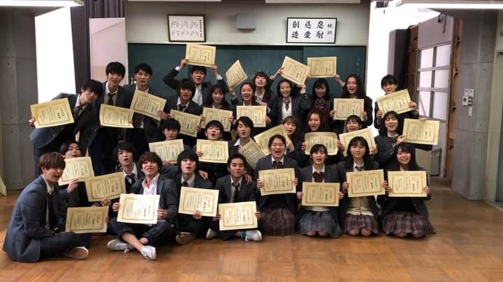 日本テレビ「3年A組-いまから皆さんは、人質です-」のインスタグラム：「卒業おめでとー🎓 #キャストに #スタッフに #そして #皆さんに #感謝 #3A」