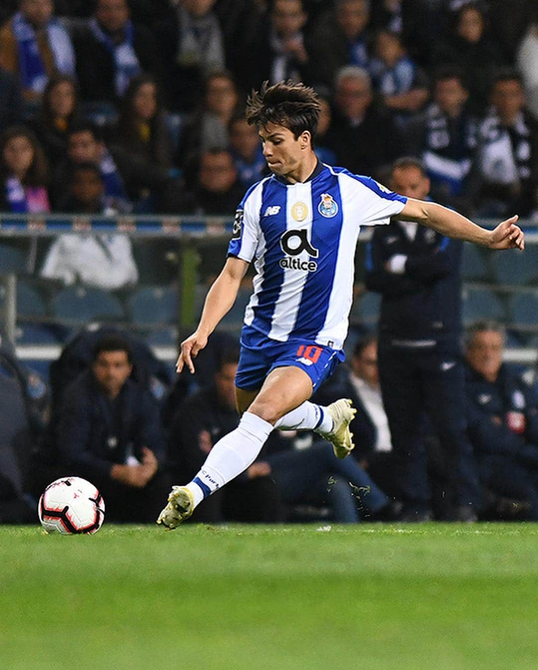 のインスタグラム：「Grande vitória ontem!! Seguimos juntos, fortes e com mae e @patrigoe em campo!! 🔵⚪️ #MarAzul」