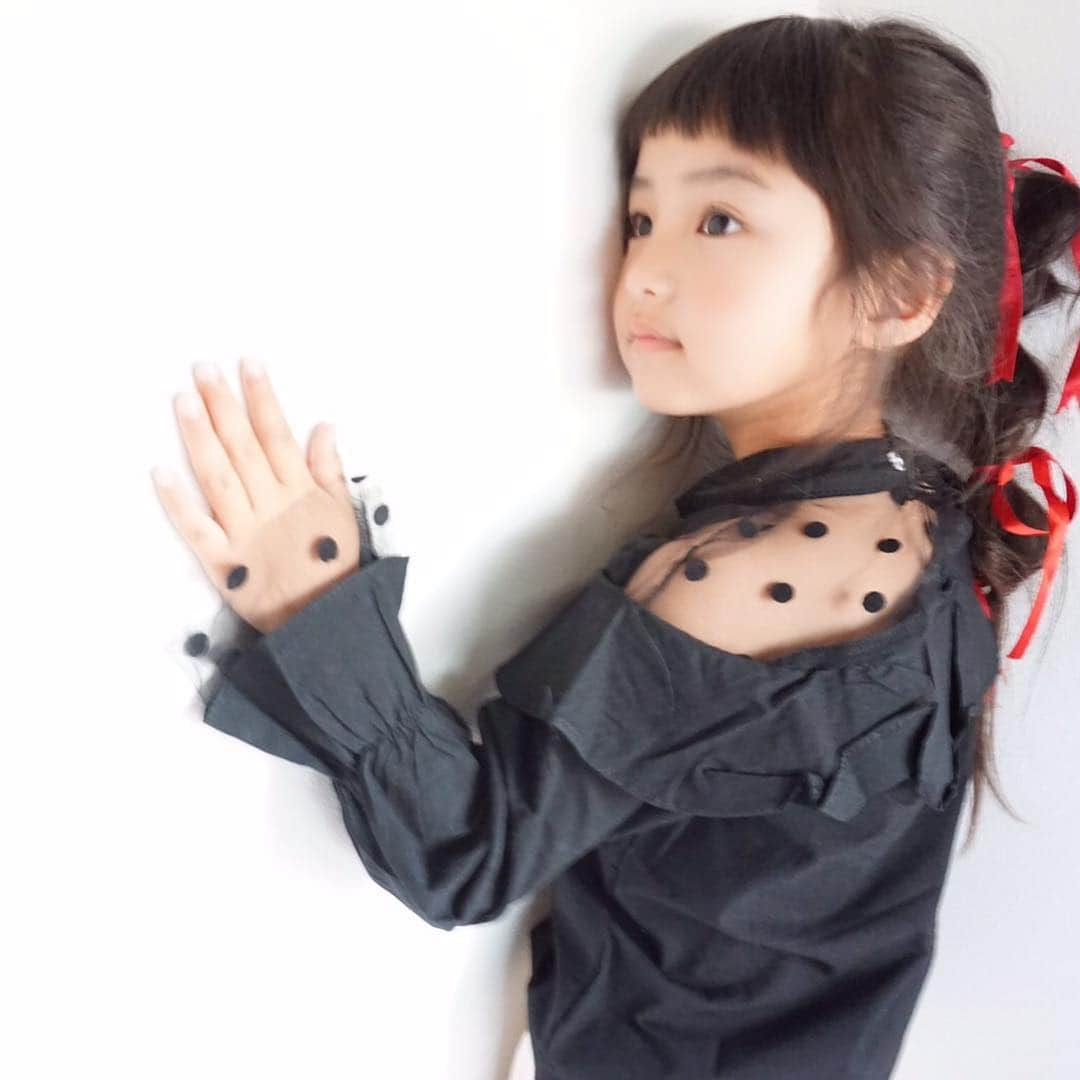 韓国子供服♡smilekids(すまいるきっず) さんのインスタグラム写真 - (韓国子供服♡smilekids(すまいるきっず) Instagram)「* * ☻ご覧頂き有難うございます☻ . . . 💛2019年春夏新作🍂💛 . . ☑︎シンプルなデザインに ドットがお洒落な シャツ販売中です♥ これからの時期、使えます♥ . . 新作たくさん入荷しています♡ 是非、checkして下さい！ . . . ♥りんchan ☺︎smilekids専属model☺︎ @o0.don_tama.0o  身長:105cm 体重:16kg size120 . . ————————————————— . . web shop http://smilekids888.com/で販売しています← —————————————————— ★ゆうちょ振込での購入も可能です★ web shopより、在庫を確認後  商品名、サイズ、カラーをDMにて 連絡頂けると幸いです☺︎ 確認後のお返事になりますので お時間を頂く場合があります。 在庫が少ない場合や再入荷の人気商品は 取り置きが難しい事があります。 ご了承ください🥺 . . —————————————————— ご購入してくださった方へ✉️ @smilekids888 をタグ付けして投稿して頂いた方を ストーリーにて紹介させて頂きます😍  さらに‥抽選で‥ 毎月、５名様にお買い物で使えるクーポンを プレゼント🎁致します☺️ . 1等‥1.000円OFFクーポン(2名様) 2等‥500円OFFクーポン(3名様) . 沢山のタグ付けをお待ちしています😍  _________________________________________ . . 🆕新作、続々入荷中♪ webで販売しています♡ . . . . 7.500円以上お買い上げ頂いた方は 送料無料となります。 尚、購入後は、同梱などは 受付ておりませんのでご了承下さい。 . . . . . . . . ☻webshopには.Instagramプロフより リンクでとべます✈︎✈︎✈︎ http://smilekids888.com/ . #熊本ママ #山鹿 #webshop #韓国子供服 #格安#お洒落を発信 #熊本 #キッズコーデ #キッズ#キッズファッション  #ig_kids #kids_japan #親バカ部  #kjp_ootd #今日の服 #kidsfashion #プチプラコーデ  #プチプラファッション #mamagirl #リンクコーデ#ママリ#smilekids #３歳#４歳#５歳#春#新作#レギンス」3月17日 22時33分 - smilekids888