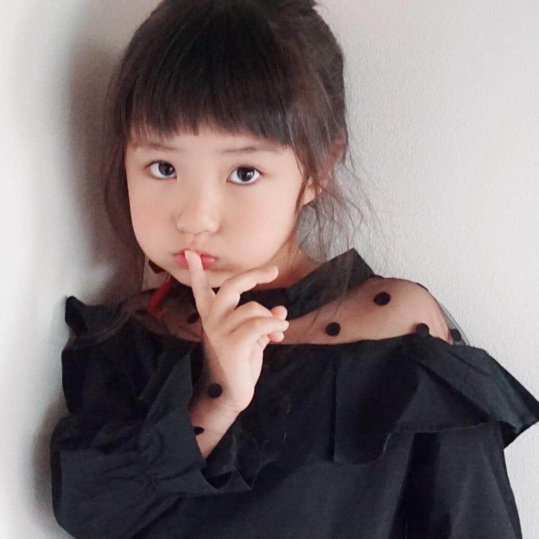 韓国子供服♡smilekids(すまいるきっず) さんのインスタグラム写真 - (韓国子供服♡smilekids(すまいるきっず) Instagram)「* * ☻ご覧頂き有難うございます☻ . . . 💛2019年春夏新作🍂💛 . . ☑︎シンプルなデザインに ドットがお洒落な シャツ販売中です♥ これからの時期、使えます♥ . . 新作たくさん入荷しています♡ 是非、checkして下さい！ . . . ♥りんchan ☺︎smilekids専属model☺︎ @o0.don_tama.0o  身長:105cm 体重:16kg size120 . . ————————————————— . . web shop http://smilekids888.com/で販売しています← —————————————————— ★ゆうちょ振込での購入も可能です★ web shopより、在庫を確認後  商品名、サイズ、カラーをDMにて 連絡頂けると幸いです☺︎ 確認後のお返事になりますので お時間を頂く場合があります。 在庫が少ない場合や再入荷の人気商品は 取り置きが難しい事があります。 ご了承ください🥺 . . —————————————————— ご購入してくださった方へ✉️ @smilekids888 をタグ付けして投稿して頂いた方を ストーリーにて紹介させて頂きます😍  さらに‥抽選で‥ 毎月、５名様にお買い物で使えるクーポンを プレゼント🎁致します☺️ . 1等‥1.000円OFFクーポン(2名様) 2等‥500円OFFクーポン(3名様) . 沢山のタグ付けをお待ちしています😍  _________________________________________ . . 🆕新作、続々入荷中♪ webで販売しています♡ . . . . 7.500円以上お買い上げ頂いた方は 送料無料となります。 尚、購入後は、同梱などは 受付ておりませんのでご了承下さい。 . . . . . . . . ☻webshopには.Instagramプロフより リンクでとべます✈︎✈︎✈︎ http://smilekids888.com/ . #熊本ママ #山鹿 #webshop #韓国子供服 #格安#お洒落を発信 #熊本 #キッズコーデ #キッズ#キッズファッション  #ig_kids #kids_japan #親バカ部  #kjp_ootd #今日の服 #kidsfashion #プチプラコーデ  #プチプラファッション #mamagirl #リンクコーデ#ママリ#smilekids #３歳#４歳#５歳#春#新作#レギンス」3月17日 22時33分 - smilekids888