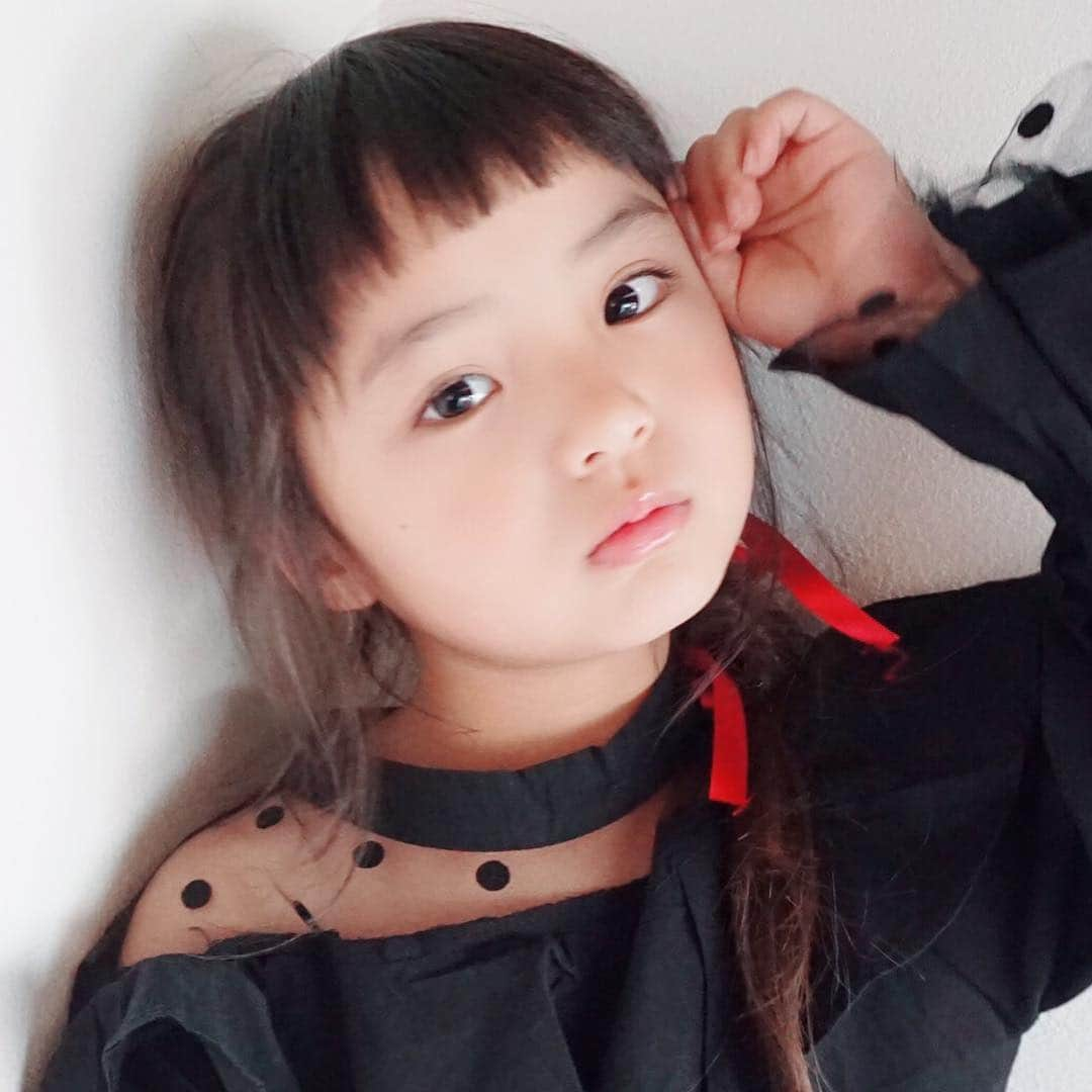 韓国子供服♡smilekids(すまいるきっず) さんのインスタグラム写真 - (韓国子供服♡smilekids(すまいるきっず) Instagram)「* * ☻ご覧頂き有難うございます☻ . . . 💛2019年春夏新作🍂💛 . . ☑︎シンプルなデザインに ドットがお洒落な シャツ販売中です♥ これからの時期、使えます♥ . . 新作たくさん入荷しています♡ 是非、checkして下さい！ . . . ♥りんchan ☺︎smilekids専属model☺︎ @o0.don_tama.0o  身長:105cm 体重:16kg size120 . . ————————————————— . . web shop http://smilekids888.com/で販売しています← —————————————————— ★ゆうちょ振込での購入も可能です★ web shopより、在庫を確認後  商品名、サイズ、カラーをDMにて 連絡頂けると幸いです☺︎ 確認後のお返事になりますので お時間を頂く場合があります。 在庫が少ない場合や再入荷の人気商品は 取り置きが難しい事があります。 ご了承ください🥺 . . —————————————————— ご購入してくださった方へ✉️ @smilekids888 をタグ付けして投稿して頂いた方を ストーリーにて紹介させて頂きます😍  さらに‥抽選で‥ 毎月、５名様にお買い物で使えるクーポンを プレゼント🎁致します☺️ . 1等‥1.000円OFFクーポン(2名様) 2等‥500円OFFクーポン(3名様) . 沢山のタグ付けをお待ちしています😍  _________________________________________ . . 🆕新作、続々入荷中♪ webで販売しています♡ . . . . 7.500円以上お買い上げ頂いた方は 送料無料となります。 尚、購入後は、同梱などは 受付ておりませんのでご了承下さい。 . . . . . . . . ☻webshopには.Instagramプロフより リンクでとべます✈︎✈︎✈︎ http://smilekids888.com/ . #熊本ママ #山鹿 #webshop #韓国子供服 #格安#お洒落を発信 #熊本 #キッズコーデ #キッズ#キッズファッション  #ig_kids #kids_japan #親バカ部  #kjp_ootd #今日の服 #kidsfashion #プチプラコーデ  #プチプラファッション #mamagirl #リンクコーデ#ママリ#smilekids #３歳#４歳#５歳#春#新作#レギンス」3月17日 22時33分 - smilekids888