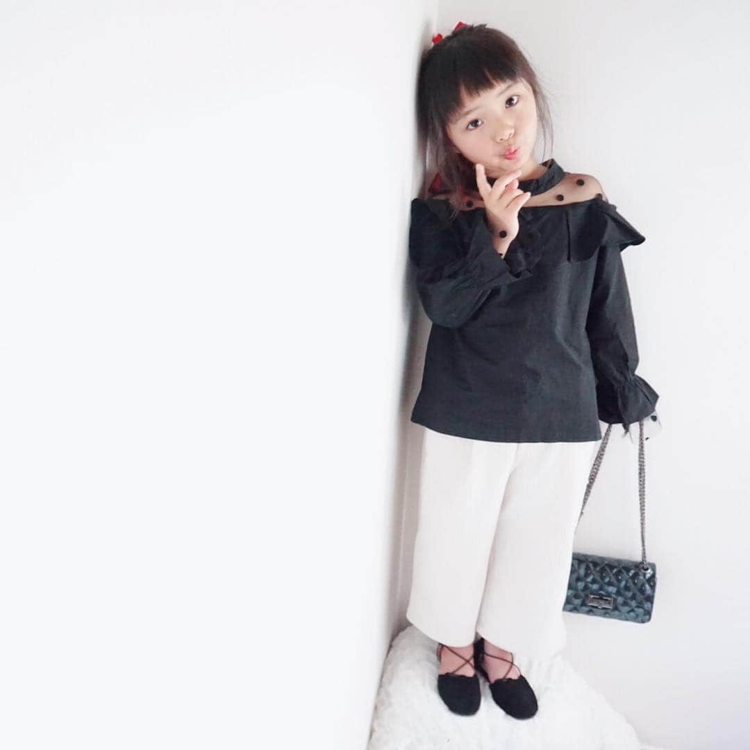 韓国子供服♡smilekids(すまいるきっず) さんのインスタグラム写真 - (韓国子供服♡smilekids(すまいるきっず) Instagram)「* * ☻ご覧頂き有難うございます☻ . . . 💛2019年春夏新作🍂💛 . . ☑︎シンプルなデザインに ドットがお洒落な シャツ販売中です♥ これからの時期、使えます♥ . . 新作たくさん入荷しています♡ 是非、checkして下さい！ . . . ♥りんchan ☺︎smilekids専属model☺︎ @o0.don_tama.0o  身長:105cm 体重:16kg size120 . . ————————————————— . . web shop http://smilekids888.com/で販売しています← —————————————————— ★ゆうちょ振込での購入も可能です★ web shopより、在庫を確認後  商品名、サイズ、カラーをDMにて 連絡頂けると幸いです☺︎ 確認後のお返事になりますので お時間を頂く場合があります。 在庫が少ない場合や再入荷の人気商品は 取り置きが難しい事があります。 ご了承ください🥺 . . —————————————————— ご購入してくださった方へ✉️ @smilekids888 をタグ付けして投稿して頂いた方を ストーリーにて紹介させて頂きます😍  さらに‥抽選で‥ 毎月、５名様にお買い物で使えるクーポンを プレゼント🎁致します☺️ . 1等‥1.000円OFFクーポン(2名様) 2等‥500円OFFクーポン(3名様) . 沢山のタグ付けをお待ちしています😍  _________________________________________ . . 🆕新作、続々入荷中♪ webで販売しています♡ . . . . 7.500円以上お買い上げ頂いた方は 送料無料となります。 尚、購入後は、同梱などは 受付ておりませんのでご了承下さい。 . . . . . . . . ☻webshopには.Instagramプロフより リンクでとべます✈︎✈︎✈︎ http://smilekids888.com/ . #熊本ママ #山鹿 #webshop #韓国子供服 #格安#お洒落を発信 #熊本 #キッズコーデ #キッズ#キッズファッション  #ig_kids #kids_japan #親バカ部  #kjp_ootd #今日の服 #kidsfashion #プチプラコーデ  #プチプラファッション #mamagirl #リンクコーデ#ママリ#smilekids #３歳#４歳#５歳#春#新作#レギンス」3月17日 22時33分 - smilekids888