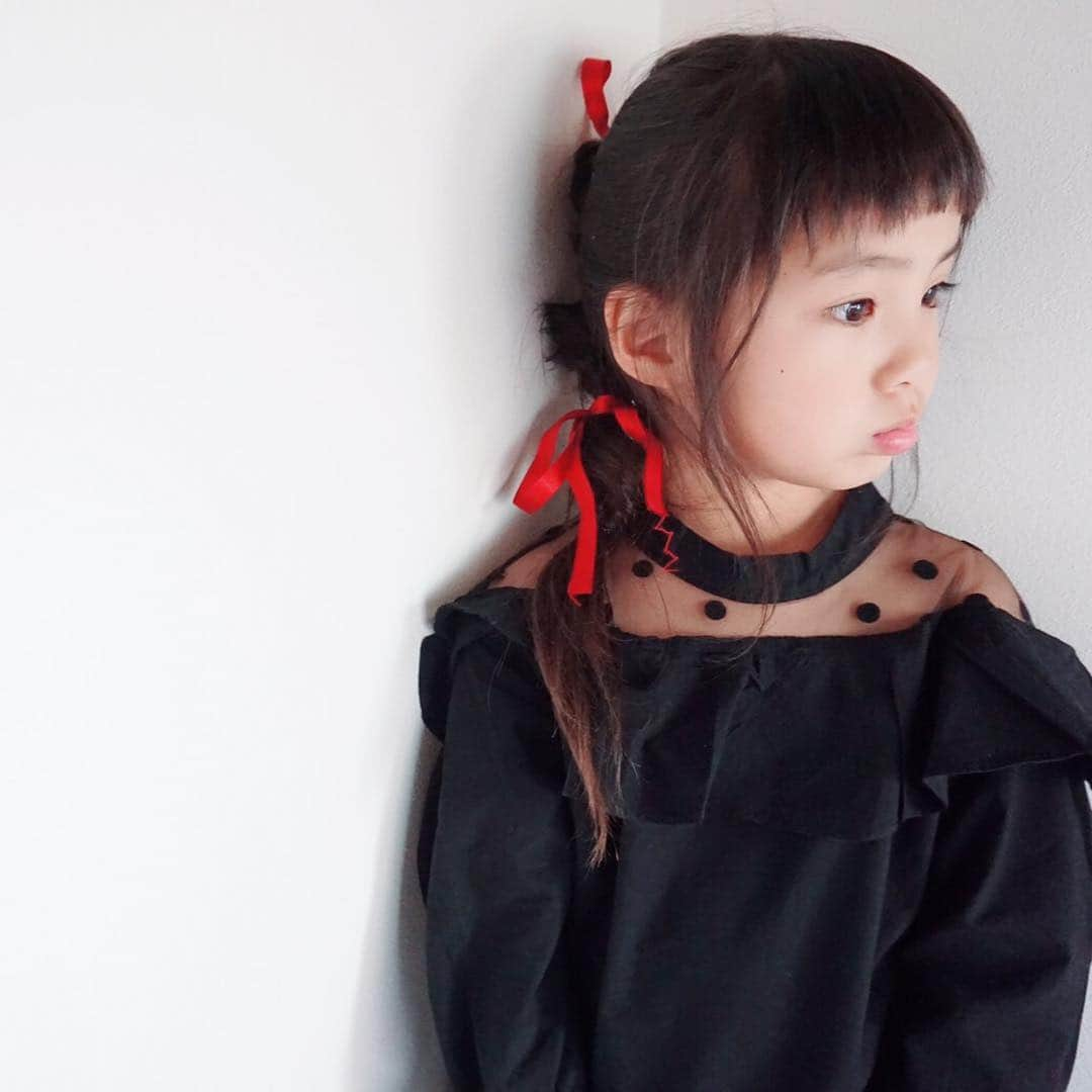 韓国子供服♡smilekids(すまいるきっず) さんのインスタグラム写真 - (韓国子供服♡smilekids(すまいるきっず) Instagram)「* * ☻ご覧頂き有難うございます☻ . . . 💛2019年春夏新作🍂💛 . . ☑︎シンプルなデザインに ドットがお洒落な シャツ販売中です♥ これからの時期、使えます♥ . . 新作たくさん入荷しています♡ 是非、checkして下さい！ . . . ♥りんchan ☺︎smilekids専属model☺︎ @o0.don_tama.0o  身長:105cm 体重:16kg size120 . . ————————————————— . . web shop http://smilekids888.com/で販売しています← —————————————————— ★ゆうちょ振込での購入も可能です★ web shopより、在庫を確認後  商品名、サイズ、カラーをDMにて 連絡頂けると幸いです☺︎ 確認後のお返事になりますので お時間を頂く場合があります。 在庫が少ない場合や再入荷の人気商品は 取り置きが難しい事があります。 ご了承ください🥺 . . —————————————————— ご購入してくださった方へ✉️ @smilekids888 をタグ付けして投稿して頂いた方を ストーリーにて紹介させて頂きます😍  さらに‥抽選で‥ 毎月、５名様にお買い物で使えるクーポンを プレゼント🎁致します☺️ . 1等‥1.000円OFFクーポン(2名様) 2等‥500円OFFクーポン(3名様) . 沢山のタグ付けをお待ちしています😍  _________________________________________ . . 🆕新作、続々入荷中♪ webで販売しています♡ . . . . 7.500円以上お買い上げ頂いた方は 送料無料となります。 尚、購入後は、同梱などは 受付ておりませんのでご了承下さい。 . . . . . . . . ☻webshopには.Instagramプロフより リンクでとべます✈︎✈︎✈︎ http://smilekids888.com/ . #熊本ママ #山鹿 #webshop #韓国子供服 #格安#お洒落を発信 #熊本 #キッズコーデ #キッズ#キッズファッション  #ig_kids #kids_japan #親バカ部  #kjp_ootd #今日の服 #kidsfashion #プチプラコーデ  #プチプラファッション #mamagirl #リンクコーデ#ママリ#smilekids #３歳#４歳#５歳#春#新作#レギンス」3月17日 22時33分 - smilekids888