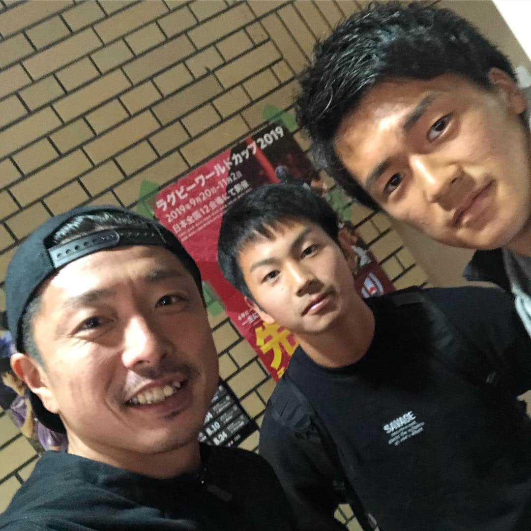 加藤順大さんのインスタグラム写真 - (加藤順大Instagram)「今日の試合、サッカーの怖さを改めて感じた試合でした。 悔しかった。  試合後、明日からブラジルに行く2人と会えた。 2人ともブラジルで活躍して大きくなって帰って来てな。 それと、試合中ずっとアップしてた僕たち選手の横で勝利を信じてずっとゴール裏と声を合わせてチャントを歌ってくれた男の子！！ ありがとう！！ 加藤順大選手はキミの声を間近に聞いてアップができて嬉しかったです。 まだまだリーグは続きます！！ 自分は明日の練習試合でまたアピール頑張ります！！ #京都サンガ #ナカマー #仲間 #いってらっしゃい #ジドリー #まだまだこれから」3月17日 22時33分 - nobuhiro1