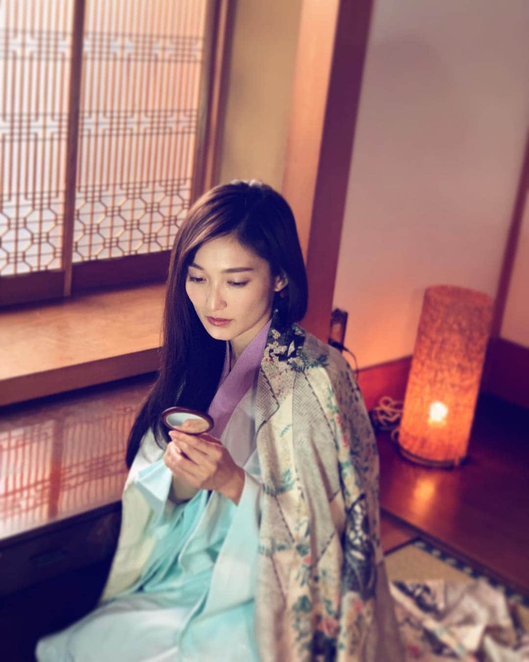 のインスタグラム：「#撮影終了  泣きのシーンの前に爆笑して、 こらえて切り替えて泣いてって繰り返す精神ジェットコースター状態🎢笑 面白すぎる監督とメイクさん…。 でもこういう現場で作っていく作品は、監督の思い描いてるであろう画を、私のフィルターを通して表現できるようにビビビビっとアンテナを伸ばしてる瞬間がやっぱりとても楽しい🤩 芝居に限らず表現するって、やっぱり経験のアウトプットだなと改めて感じた日でした。 全く違う世界でも同じなのかなぁ🧐 これからも好奇心を恐れずにいきたいな。  #芝居 #好奇心 #経験 #アウトプット #インプット #表現者  伝わる人少ないだろうけど…なんかこのヘアメイクといい衣装といい、すごく静子的１枚だな(ˊ•̤ω•̤ˋ)」
