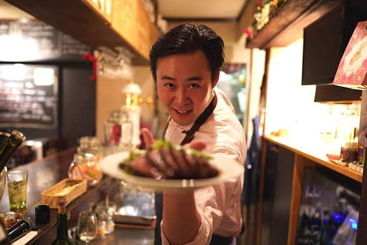 福岡グルメ 福岡ランチ「デビログ」さんのインスタグラム写真 - (福岡グルメ 福岡ランチ「デビログ」Instagram)「『#ラシゴーニュ 』はカレーだけじゃないよ❗️ #アンガス牛 の#肩ロース (150g 1,380円・税別)もバリウマ😋👌 店長のアナキンが変なポーズをするけん、ピントが料理じゃなくてアナキンに合ってしまった💦 . メニュー、他pic、内観などは「デビログ」に掲載しています。 サイトを見る場合はブラウザで「デビログ」で検索👉 . ラ シゴーニュ #Lacigogne #福岡市中央区平尾 3-5-2 090-3195-4520 火～金 18:00～4:00 土日 12:00～15:00 18:00～4:00 (3:00 LO) 基本的に月曜日定休 その他の休みについてはFacebook かInstagramで要確認のこと。 . ♦️福岡グルメ 福岡ランチを検索できるブログ は「デビログ」で検索👉 ♦️マニアックな情報や本当に美味しいお店情報なら「もっとデビログ」で検索👉 . #福岡肉 #福岡アンガス牛 #福岡カレー #福岡カレー部 #平尾グルメ #平尾カレー #平尾肉  #福岡 #博多 #fukuokapics #fukuoka #fukuokacity #hakata #fukuokarestaurant #fukuokagourmet #IGersJP #ig_japan #福岡飲食店 #福岡グルメ #福岡ランチ #福岡ごはん #福岡ご飯 #食べログ福岡 #福岡飯 #福岡食べ歩き」3月17日 22時44分 - devi_takahashi