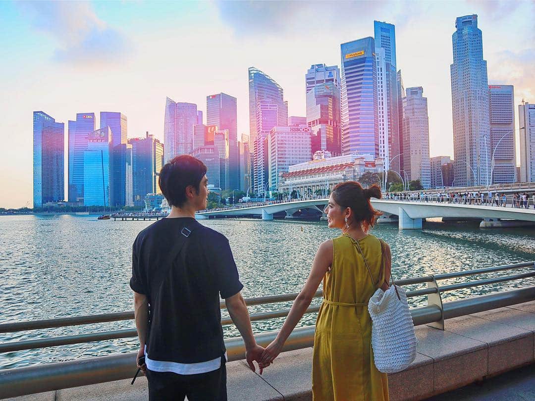 畑有里紗さんのインスタグラム写真 - (畑有里紗Instagram)「シンガポールの有名な建物が集まる マリーナ湾で見た夕陽がとっても綺麗でした❤︎ . . 次、旦那さんと一緒に旅行できるのは 式が落ち着いてからの新婚旅行かなぁ？？ シンガポールもまた行こうね🇸🇬 . @sho_arii.wedding  #シンガポール#shingapore #ariitrip #マリーナベイサンズ#ダウンタウンコア #シンガポール観光#旅行好き#夕陽#サンセット #夫婦#新婚旅行#誕生日旅行#絶景」3月17日 22時37分 - arii_m36