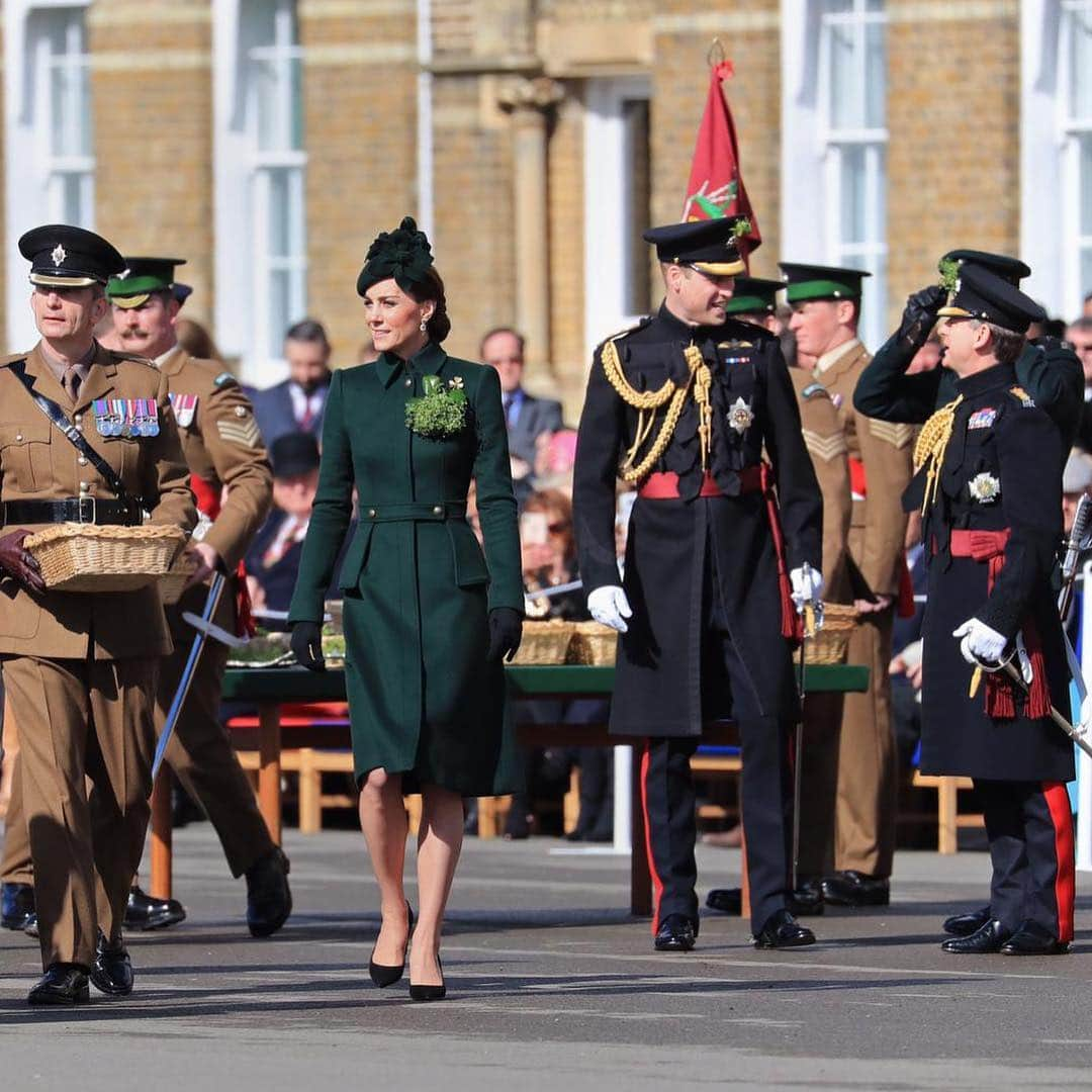 ロイヤル・ファミリーさんのインスタグラム写真 - (ロイヤル・ファミリーInstagram)「The Duke of Cambridge, Colonel of the @irishguards, and The Duchess of Cambridge join the #StPatricksDay Parade at Hounslow Barracks, London.  The Duchess presented shamrock to Officers and Warrant Officers and to Irish Wolfhound, Domhnall, the Irish Guards’ mascot. 📸 PA」3月17日 22時41分 - theroyalfamily