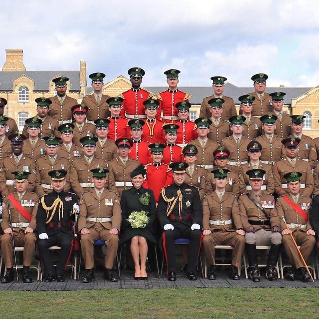 ロイヤル・ファミリーさんのインスタグラム写真 - (ロイヤル・ファミリーInstagram)「The Duke of Cambridge, Colonel of the @irishguards, and The Duchess of Cambridge join the #StPatricksDay Parade at Hounslow Barracks, London.  The Duchess presented shamrock to Officers and Warrant Officers and to Irish Wolfhound, Domhnall, the Irish Guards’ mascot. 📸 PA」3月17日 22時41分 - theroyalfamily