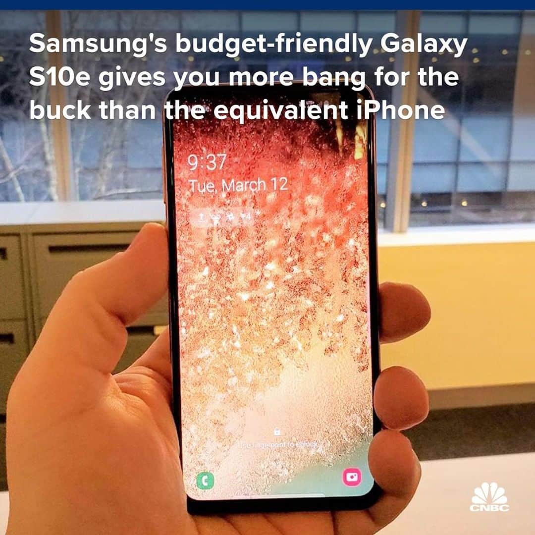 のインスタグラム：「Samsung's Galaxy S10e is the best new Samsung phone for most people. ⁣ ⁣ Samsung didn't cut many corners with this model. It's $250 less than the Galaxy S10+ but doesn't sacrifice too much on features -- it has the same processor, a brilliant screen, is water-proof and also has great battery life.⁣ ⁣ The S10e also gives you more bang for the buck than Apple's iPhone XR, which costs the same. Apple's $750 XR phone -- while also great -- has a screen that's not as colorful or bright, doesn't have a headphone jack, isn't as water resistant and doesn't include expandable storage. You get a bit more here if those things matter to you.⁣ ⁣ For the full review of this phone from our tech editor, visit the link in bio. ⁣ *⁣ *⁣ *⁣ *⁣ *⁣ *⁣ *⁣ *⁣ #samsung #samsunggalaxys10e #samsunggalaxy #phone #iphone #review #smartphone #productreview #technology #tech #cnbc #cnbctech⁣ ⁣ ⁣」