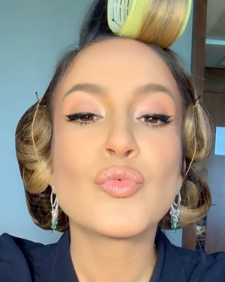 Claudia Leitteのインスタグラム：「Cabelo de Diva by @studiowrsalvador sendo preparado e maquiagem by me, pq hoje tem #TheVoiceKids e minhas crianças são MUUUUUUITO arrasadoras! Preparem os corações e votem com muito amor, hoje vcs são técnicos conosco! ✌🏼 Acompanhem os bastidores pelos stories!」