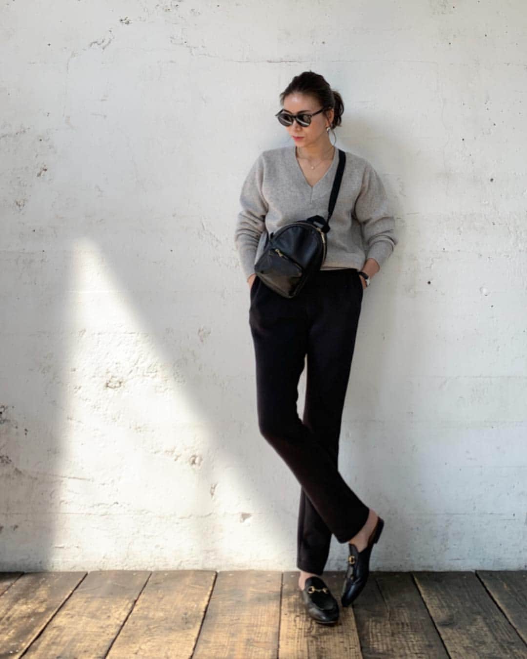 大日方久美子さんのインスタグラム写真 - (大日方久美子Instagram)「・ Outfit ☆ ・ Knit & Pants → #kumishopchannel  Bag → @statebags_jp  Shoes → #gucci ・ ・  1月に販売したニットがやっと1枚で着られる季節になって嬉しい😆 ・  あえて深めのVネックにしたニットの下には @langelique_official のブラを忍ばせて、自己満に浸っています。 ・ @aokiyoshifumi さんから、今年はランジェリーも大切で見えていると思ってください。と言われたのが脳裏に焼き付いて、下着がひびかない服の時はレースのキャビアと言われているランジェリークをつけるようになりました。 ・ 完売していたレギンスパンツは、各サイズ若干の在庫が戻りました！再販リクエストありがとうございます。サイトはプロフィールTop画面のURLからご覧ください😊 ・ ちなみにこの日は @nostalgia_jp の撮影で @junjun393 の最強ポーズを伝授してもらったよ(4枚目) ・ ・ #kumicloset  #kumijob」3月17日 22時48分 - kumi511976