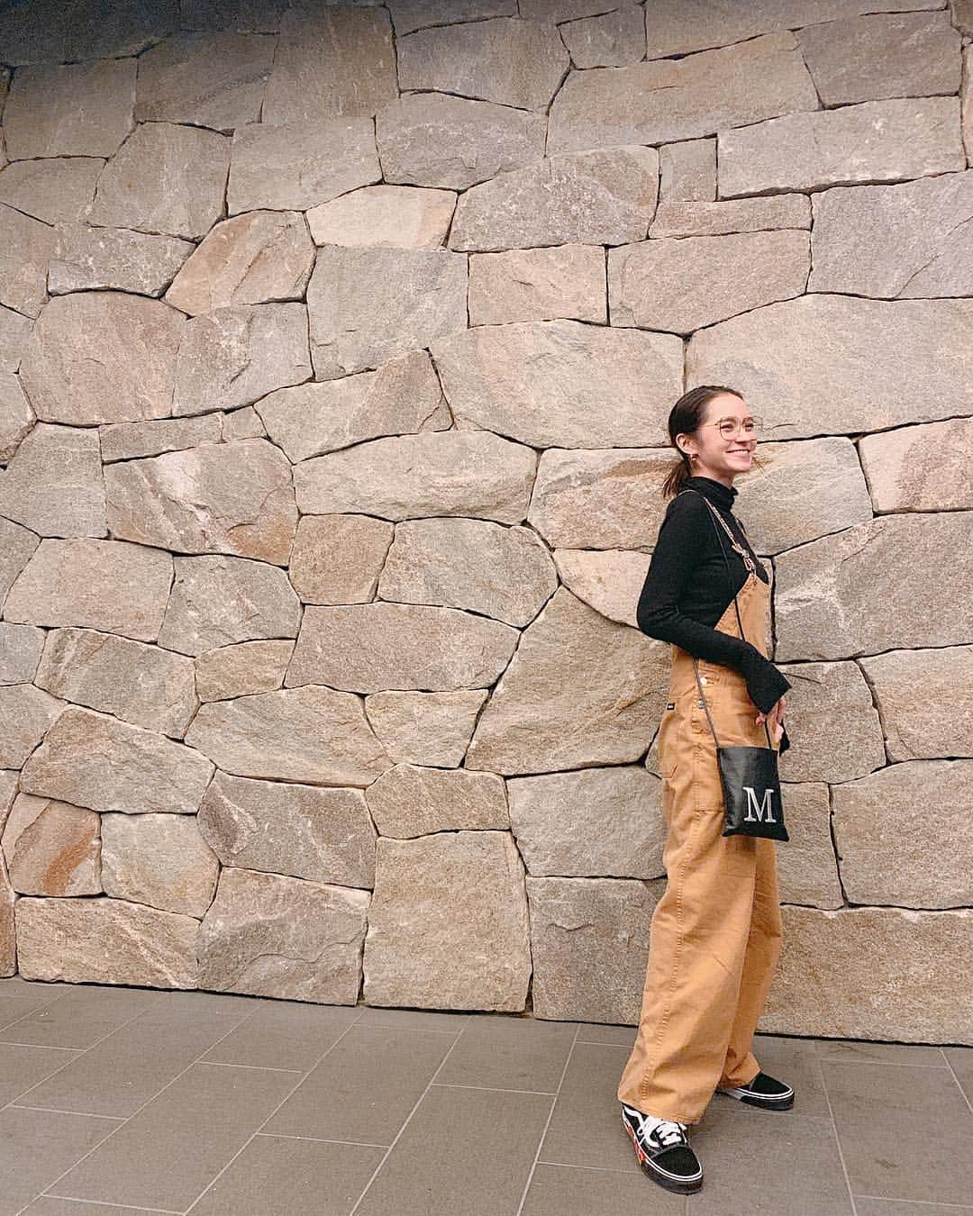 のインスタグラム：「今日のしふく 打ち合わせの日、楽が1番👟🔥 knit @maisonmichel  overall @milkfedjp initialbag @tasinami__official  sneaker @vans watch @baumewatches eyewear @lavid_eyewear ______________________________ #みちふく #ootd #fashion #もうすぐ春」