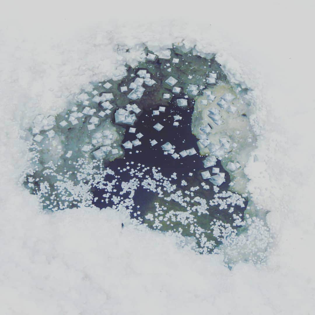 福山雅治さんのインスタグラム写真 - (福山雅治Instagram)「塩の結晶。 ウユニ塩湖の水の塩分濃度は海水の10倍以上だそうです。福  #Bolivia #ウユニ塩湖 #SalardeUyuni #NHK  #Hotspots #ホットスポット #地底人ラジオ」3月17日 22時49分 - masaharu_fukuyama_official