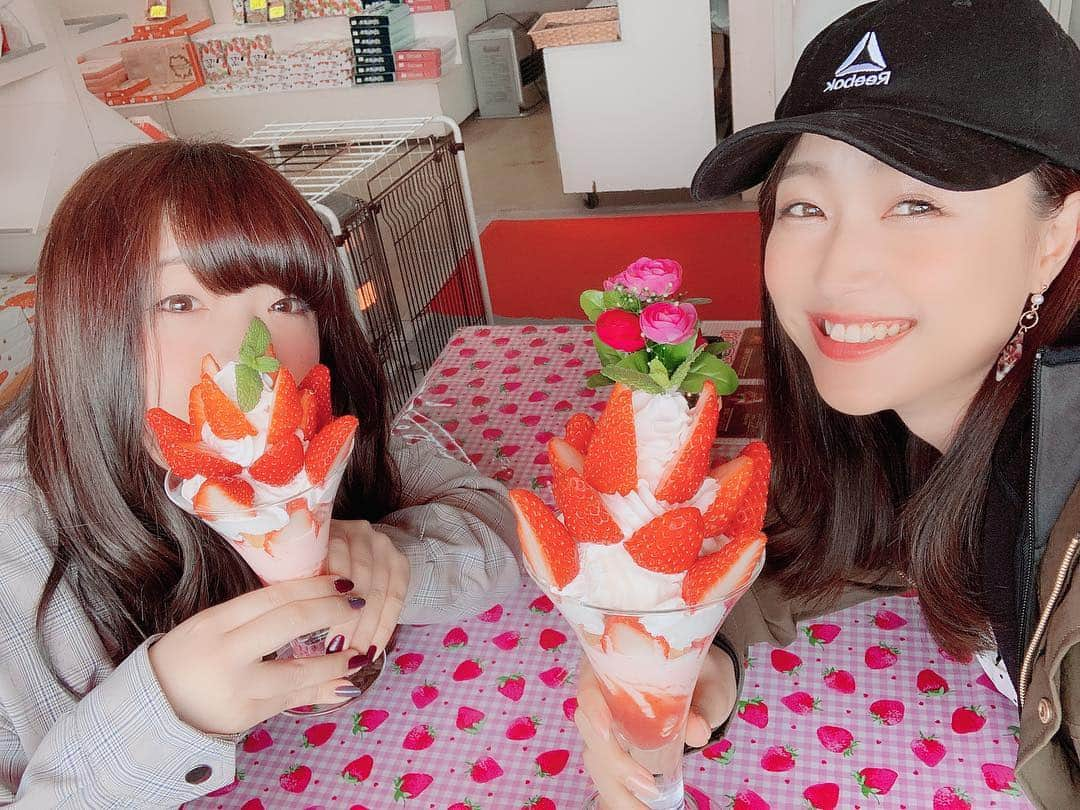 岩本恵美加さんのインスタグラム写真 - (岩本恵美加Instagram)「❁.*･ﾟ * #早川農園 の #久能山スペシャルパフェ を 食べてきました🍓 ㅤㅤ 紅ほっぺとあきひめの両方が楽しめる 贅沢パフェでした🥰満足♡♡♡ ㅤㅤ 告知です⬇︎ ㅤㅤ 🖥静岡朝日テレビ『とびっきり！しずおか』 🕔2019.03.18 (月) 18:51〜 ﹋﹋﹋﹋﹋﹋﹋﹋﹋﹋﹋﹋﹋﹋﹋﹋﹋﹋ 愛鷹運動公園の入り口にある 沼津ヒルサイドテラス を 紹介させて頂きます🌈 ㅤㅤ 2017年11月にオープンした まったく新しく美しい、新発想の霊園💠 ㅤㅤ 詳しくは番組をチェックしてみて下さい☺️ ㅤㅤ #いちご #イチゴ #苺 #いちごパフェ #久能山 #いちご狩り #パフェ #スイーツ #紅ほっぺ #あきひめ #静岡 #strawberry #parfait #strawberryparfait #sweets #shizuoka #instafood #instalike #instagood」3月17日 23時01分 - emk_iwmt