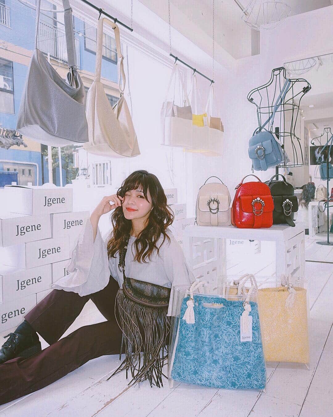 のインスタグラム：「ㅤㅤㅤㅤㅤㅤㅤㅤㅤㅤ ㅤㅤㅤㅤㅤㅤㅤㅤㅤㅤ 先日の @jgene_official  POPUPに 遊びに来て頂いた皆さん 本当にありがとうございました🙇‍♀️👜️💓 ㅤㅤㅤㅤㅤㅤㅤㅤㅤㅤ 遊びに来れなかった方にも嬉しい情報です💯️💓 ㅤㅤㅤㅤㅤㅤㅤㅤㅤㅤ 有り難い事にPOPUPでお披露目した 新作に関する問い合わせを多数頂き Jgeneオンラインストアにて バックインビニールバッグと ベルトパーツミニリュックの2型の 予約を承れる事となりました👏 ㅤㅤㅤㅤㅤㅤㅤㅤㅤㅤ し！か！も！ 4月30日まで新作予約10%OFFです❤️ お届けは5月中旬頃を予定しています！ この機会に是非お買い求めください♪ ㅤㅤㅤㅤㅤㅤㅤㅤㅤㅤ #Jgene #ジェイジーン #バッグ #バッグブランド #japandesign #minibag #minibagpack #bagpack #リュック #リュックサック #ミニリュック #レザーリュック #フェイクレザー #leatherbag #leatherbagpacks #アンティーク #clear #clearbag #cleartote #totebag #beachbag #summerbag #flower #花柄 #クリア #クリアバッグ #トートバッグ #クリアトートバッグ  #サマーバッグ #バッグインバッグ」