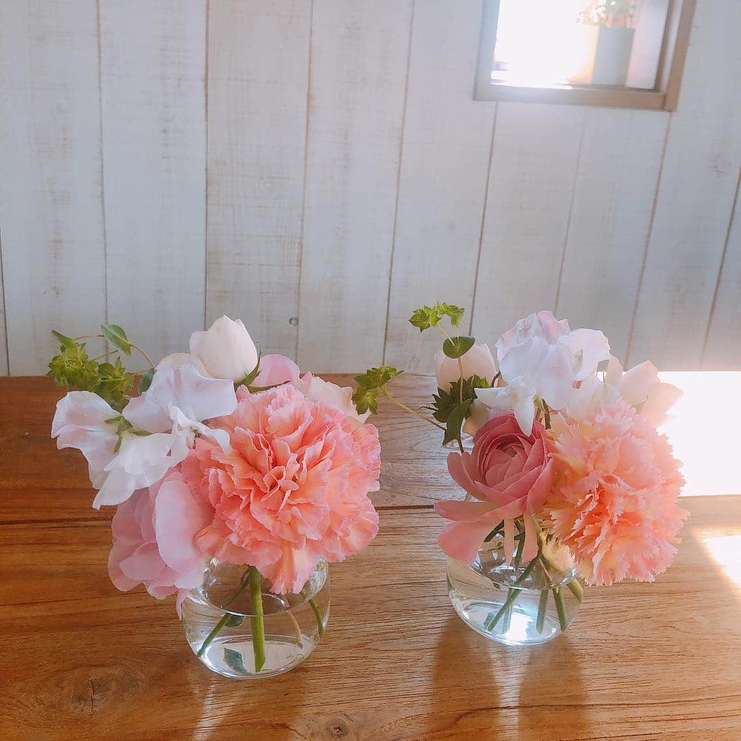 のインスタグラム：「今日は久々にお家でゆっくりできた♡ 動いてばかりでなく、しっかり充電の時間を作らないとダメ。 年々「余裕」が大事だなと。 若いうちはまだいいけど、歳を重ねてバタバタばかりしてたら品もないしね。 パリマダムのようにエレガントな歳の重ね方、暮らし方が理想✨ ・ #丁寧な暮らし #余裕 #余白時間 #elegant #lifestyle #hamayalife #flowers」