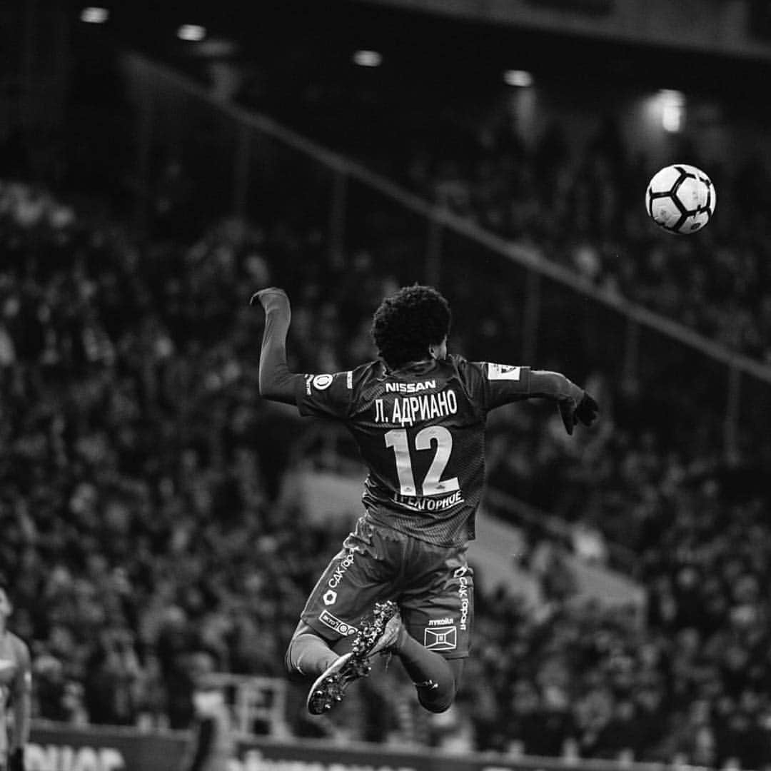 ルイス・アドリアーノのインスタグラム：「Que Deus nos abençoe 🙏🏾⚽️」