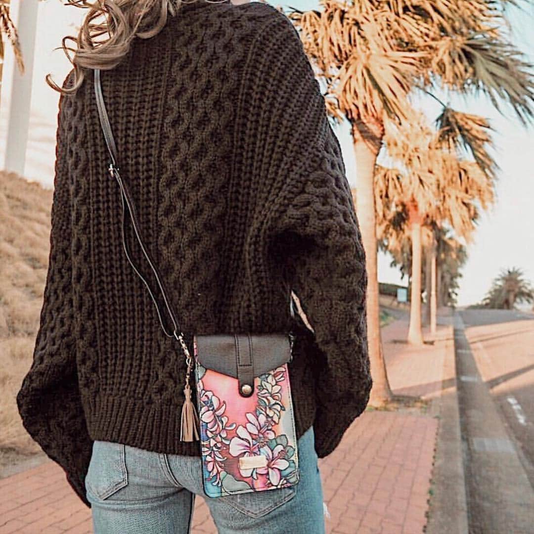 のインスタグラム：「🌺 今これ売れてます💕  Colleen Wilcoxのアートがモチーフになった #スマホポシェット 😍✨ ・  バッグとは別にスマホやよく使うitemを持ち運ぶのに大活躍💛 ・ ・ さらに今なら #楽天 サイトでポイント10倍になるsuper point week 開催中です！ ・ THANK YOU #Repost @mihost42 ♡♡♡ ・ 他にも春新作が続々入荷しておりますのでぜひお見逃しなく！ @laleia_official  @colleenwilcoxgallery_jp  #colleen#colleenwilcox#art#hawaii#aloha#surf#beach#iphone#fashion#laleia#ハワイ#フォトジェニック#インスタ映え#インスタ女子#アロハ#ビーチ#春#新作#海を感じる雑貨#ラレイア#ギフト#プレゼント#アート#ビーチガール#サーフスタイル#バッグ#楽天」
