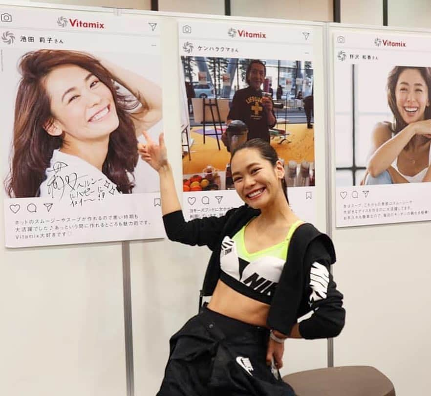 池田莉子さんのインスタグラム写真 - (池田莉子Instagram)「YOGA JAPAN 2019🗾 腸活アロマヨガ、満員御礼で😊🙏 無事終える事が出来ました。 ご参加頂いた皆さま本当に有難うございました！！ . アロマは毎回テーマに合わせて ブレンドして、作っています。 最初と途中はスパイクラベンダー、ベルガモット ミントの爽やか腸活ブレンド。 後半は桜やジャスミンなどにミントをブレンドして ほんのり春を感じる腸活ブレンド。🌸 . レッスンの後アロマのいい香りのお陰で 呼吸を忘れる事も少なくなり、 呼吸がしやすかったですと 言って頂けたのでとても嬉しかったです。 . 身体をねじったりお腹周りをしっかりと動かし 集中する時と楽しむ時のめりはりを意識しました🤸 癒しとハッピーどちらも味わって頂けていますように。 YOGA JAPANの皆さま毎回素敵な イベントに呼んで下さり有難うございます！ 写真など頂いたらまた更新させて頂きます。 . #yogajapan2019  #yogaexhibition  #yoga #aromayoga #yogawear #nike #vitamix  #腸活 #腸活ヨガ #ヨガジャパン#アロマ #アロマヨガ #蛍光 #ブラトップ #ヨガコーデ #ヨガウェア #ナイキ」3月17日 23時02分 - ricoikeda