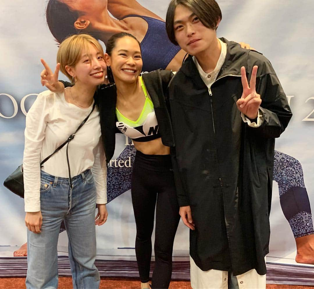 池田莉子さんのインスタグラム写真 - (池田莉子Instagram)「YOGA JAPAN 2019🗾 腸活アロマヨガ、満員御礼で😊🙏 無事終える事が出来ました。 ご参加頂いた皆さま本当に有難うございました！！ . アロマは毎回テーマに合わせて ブレンドして、作っています。 最初と途中はスパイクラベンダー、ベルガモット ミントの爽やか腸活ブレンド。 後半は桜やジャスミンなどにミントをブレンドして ほんのり春を感じる腸活ブレンド。🌸 . レッスンの後アロマのいい香りのお陰で 呼吸を忘れる事も少なくなり、 呼吸がしやすかったですと 言って頂けたのでとても嬉しかったです。 . 身体をねじったりお腹周りをしっかりと動かし 集中する時と楽しむ時のめりはりを意識しました🤸 癒しとハッピーどちらも味わって頂けていますように。 YOGA JAPANの皆さま毎回素敵な イベントに呼んで下さり有難うございます！ 写真など頂いたらまた更新させて頂きます。 . #yogajapan2019  #yogaexhibition  #yoga #aromayoga #yogawear #nike #vitamix  #腸活 #腸活ヨガ #ヨガジャパン#アロマ #アロマヨガ #蛍光 #ブラトップ #ヨガコーデ #ヨガウェア #ナイキ」3月17日 23時02分 - ricoikeda