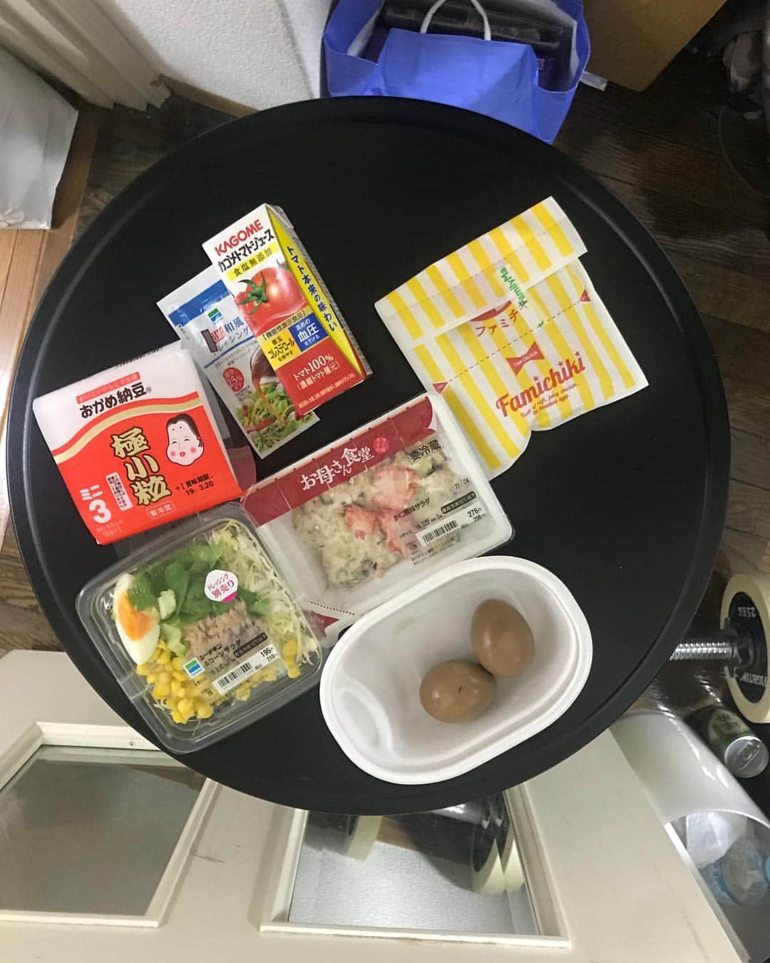 クロちゃんさんのインスタグラム写真 - (クロちゃんInstagram)「夜ご飯 ・サラダ ・カニサラダ ・納豆 ・たまご ・コロッケ」3月17日 23時03分 - kurochandesuwawa