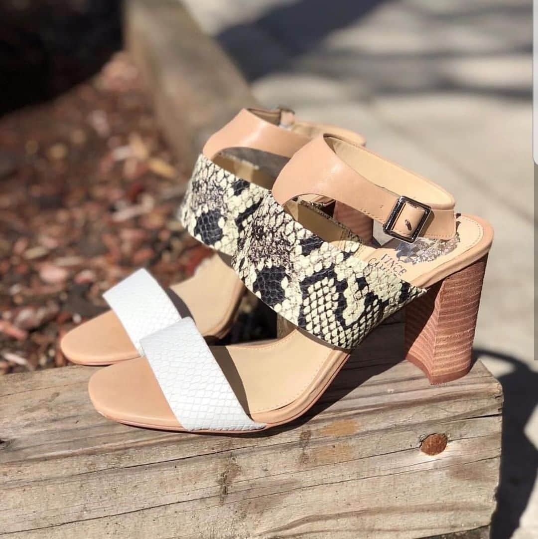 ヴィンスカムートさんのインスタグラム写真 - (ヴィンスカムートInstagram)「Your new neutral? The Warma block heel sandal. (Photo: @poppyandstella) #standoutstyle #weekendlook #spring2019」3月17日 23時05分 - vincecamuto