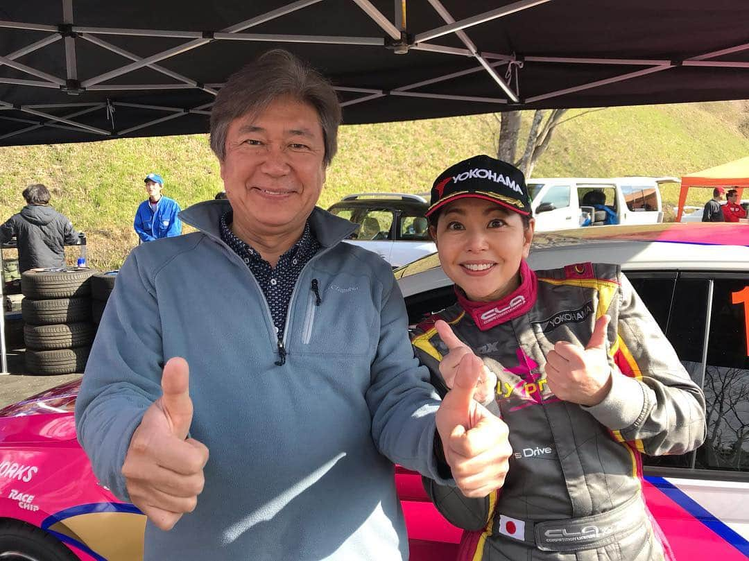 竹岡圭さんのインスタグラム写真 - (竹岡圭Instagram)「新城ラリー2019、無事完走しましたー😊 最終SSがナント！雪でキャンセルになったりするくらい、急に寒くなって皆さん大変だったと思います😨 そんな中、応援に来ていただき、本当にありがとうございました😊💕 そして、オフィシャルの皆さま、関係者の皆さま、ありがとうございました😊💖 さて、新しい相棒VWポロGTIの「さくらちゃん🌸」は、まだまだどうやったら速く走らせられるのか研究中ですが、逆を返せば乗り方を変えたりしながら研究できるほどのポテンシャルを持っているクルマだということがわかりました👍 今シーズンは、なかなか楽しくなりそうです💖よりいっそう頑張らなきゃ😅 石の上にも三年居れば温まる…ということわざ通り、楽しくラリーしていきたいなぁーと思っています💕  そして今回ビックリしたのは、なんとお隣のサービステントが、国沢光宏さんチームだったこと😊 トヨタMIRAIで地区戦に参戦していらっしゃいましたよー😊燃料はギリギリ持ったそうでーす👌」3月17日 23時05分 - kei_takeoka