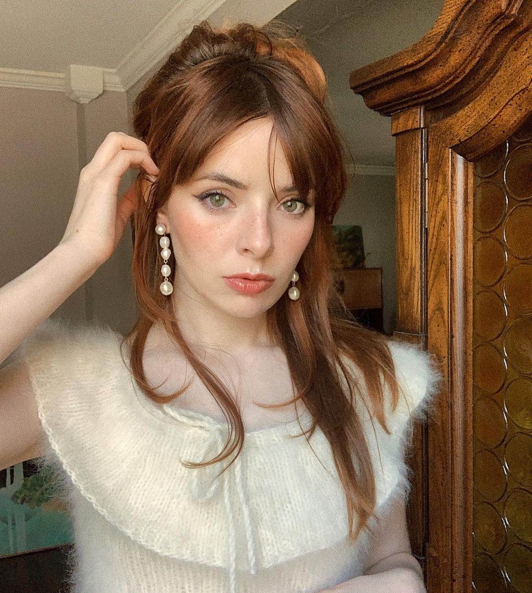 ジェーン・アルドリッジのインスタグラム：「Girl with pearls 🕊」