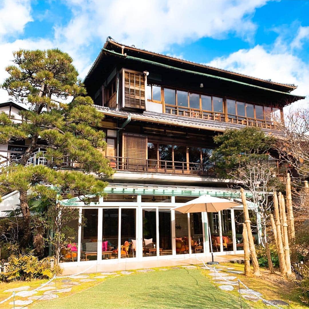 のインスタグラム：「【蘇州園】 パート③ @soshuen_restaurant  少し前に行って来たんですが、建物や雰囲気が素敵すぎて写真撮りすぎて選ぶの時間かかってしまった💦 パート①は入り口〜待合室まで☆ パート②は食事編☆ パート③は建物編☆ 1個では載せきれなかったので全部見てね❤️ 雰囲気めちゃくちゃ良きでデートや大事な日に使うのはかなりポイント高いよ❣️❣️ 結婚式場もあるし、俺も結婚する時は蘇州園がいいなぁ〜☆ まぁ相手探さなあかんけど(笑) 食事も美味しいし映えるし、誕生日や記念日や女子会にも使えると思うから、みんな是非行って見てね♡ #蘇州園 #御影 #神戸 #兵庫  #結婚式 #結婚式場 #プレ花嫁 #誕生日 #記念日 #観光 #旅行 #インスタ映え  #インスタグラマー #インフルエンサー #instagramer #influencer  #日本庭園 #庭園 #建築 #和風 #和 #自然 #japantrip #japan_of_insta  #japan_daytime_view #japanesegarden #japaneseculture #Architecture #garden #instagarden」
