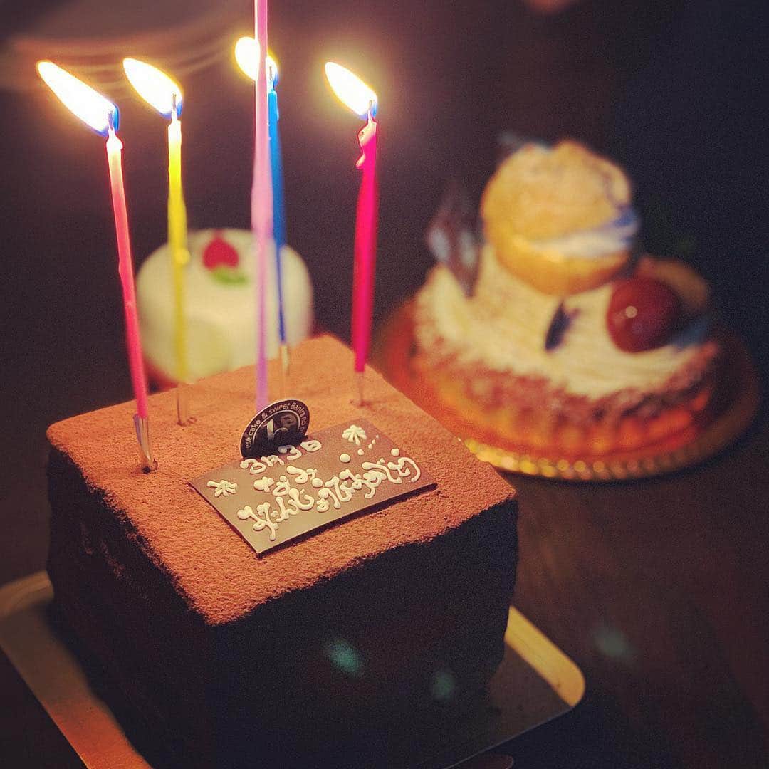 YOICHIのインスタグラム：「#できてなかった #できてよかった #誕生日 #おめでとう #おたんじょうびおめでとう #遅れてごめん #ひなまつり #3月3日 #祝 #ケーキ #スクエア #美味しかった #なみ #happybirthday #congratulations  #chocolatecake」