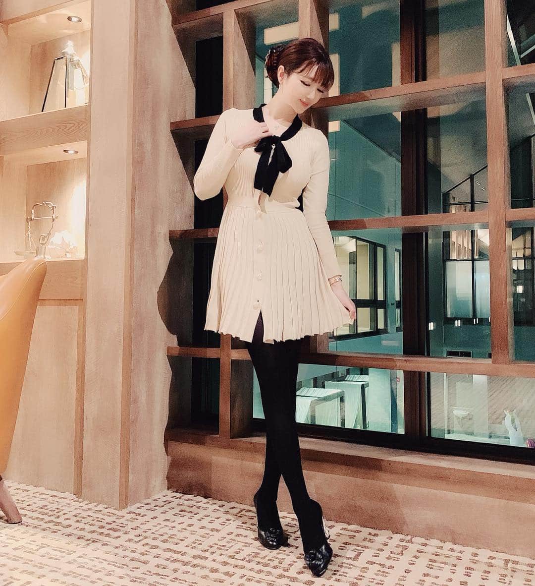 森下悠里さんのインスタグラム写真 - (森下悠里Instagram)「@selectshop.joie 可愛い可愛い ニットワンピ👗 - ボタンの大粒パールやフレアなスカート丈も 本当可愛くて💓とってもタイプなお洋服💓 - 最近、ふんわりと甘く可愛くて お嬢様っぽいお洋服が好きです✨ - @selectshop.joie #ootd #fashion #fashionista #knit #coordinate」3月17日 23時19分 - yuurimorishita