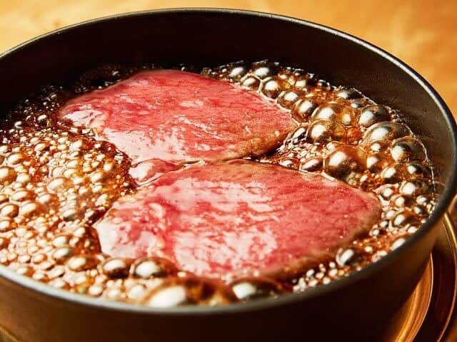のインスタグラム：「ステーキではおなじみのTボーンをすき焼でいただく、という発想がユニークな「Tボーンすき焼」。通常のすき焼のイメージよりははるかに肉が厚いがペロリといけてしまう旨さ。 #東京カレンダー #東カレ #tokyocalendar #すき焼き #六本木ヒルズ #柿安花れ」