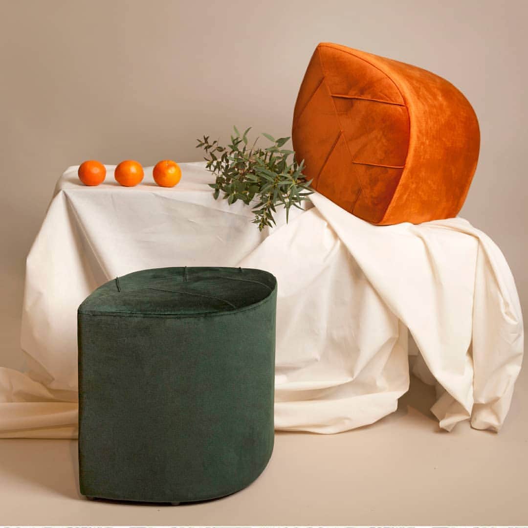 ベンシモンのインスタグラム：「MAISON BENSIMON De nouveaux poufs viennent étoffer notre offre lifestyle. Avec leur design nature, la matière velours et les coloris émeraude et Terracotta font de ces nouveautés des petites merveilles d'originalité. > Nouvelle collection disponible en Mai 2019. 🇬🇧 This news poufs comes extend our lifestyle offer. With their nature design, the velvet matter and the emerald and Terracota tones, this novelties are wonderfully original. > New collection available in 2019 May. #maisonbensimon #bensimon #deco #moisdeladeco」