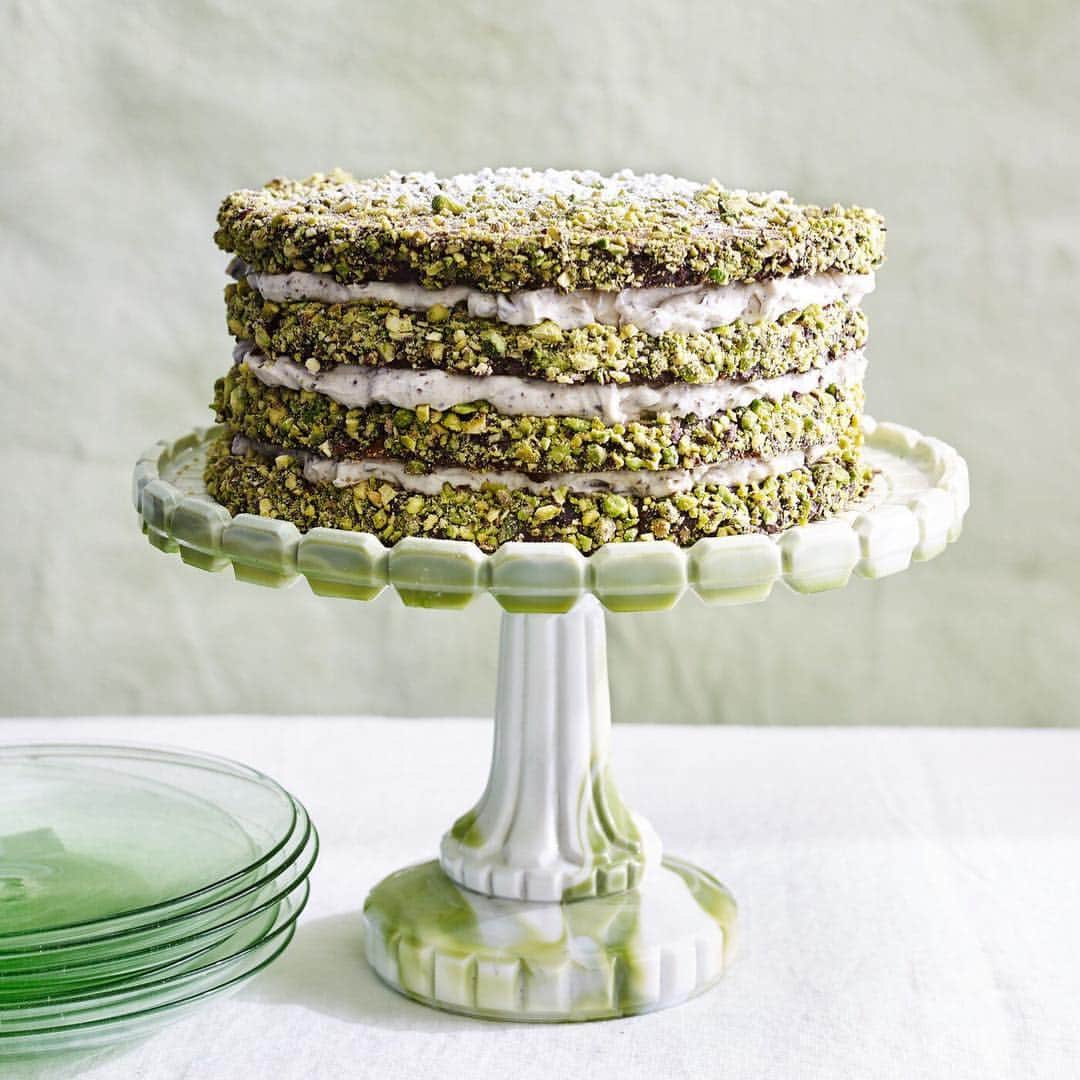 マーサ・スチュワートさんのインスタグラム写真 - (マーサ・スチュワートInstagram)「Happy #stpatricksday! 🍀 Add this stunning pistachio cake to your festivities today. ✨  This stunning cake is inspired by the flavors of cannoli, where each layer is stuffed with ricotta, chopped chocolate 🍫 , candied orange zest 🍊, and topped with pistachios. Treat your lucky guests to this delicious confection by grabbing the recipe in the link in bio. 👆🏼📷: @minh_ngoc」3月17日 23時13分 - marthastewart