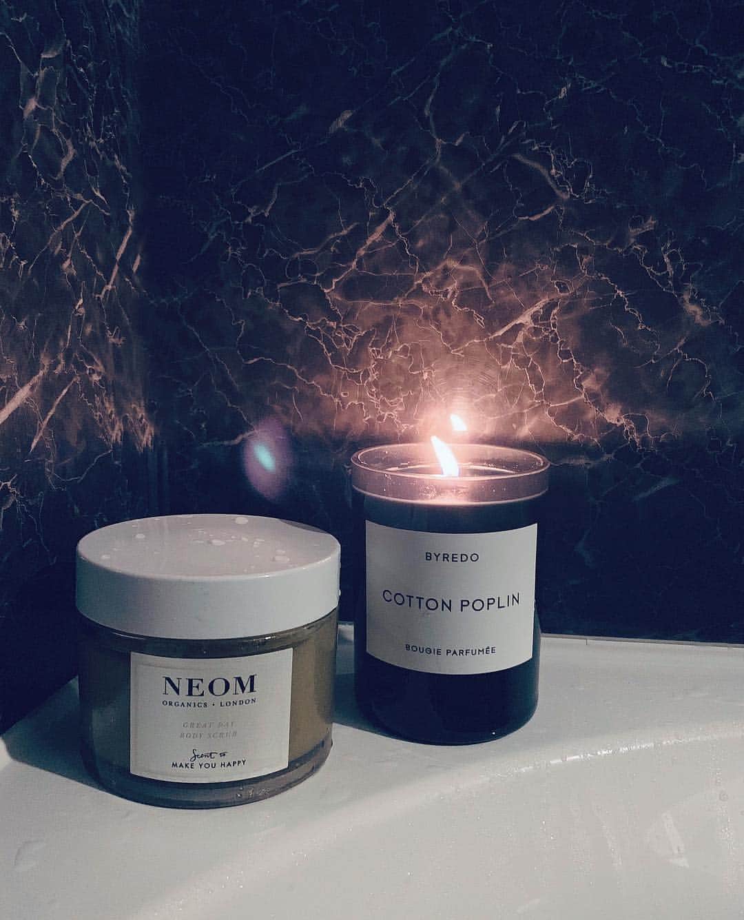 佐川理佳のインスタグラム：「best combination 🛁 @neomorganics のボディスクラブは粗めのスクラブとたっぷりのオイルで、肌がスベスベふわふわプリプリになる♥︎」