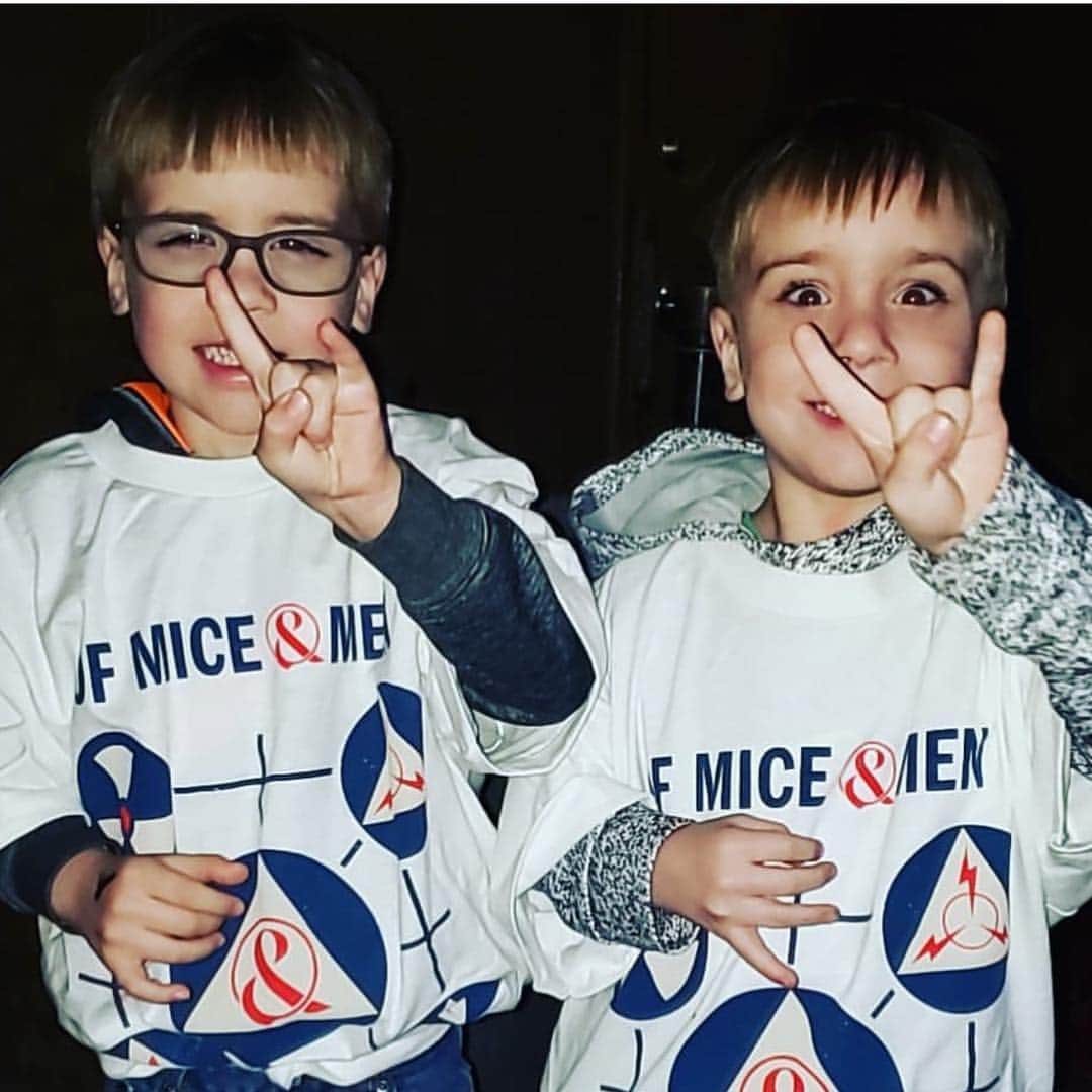 Of Mice & Menさんのインスタグラム写真 - (Of Mice & MenInstagram)「Shout out to two of our youngest fans to come out on this tour, they’ll show you #HowToSurvive the mosh pits!🤘🤘 📸 @steph_klafka」3月17日 23時15分 - omandm