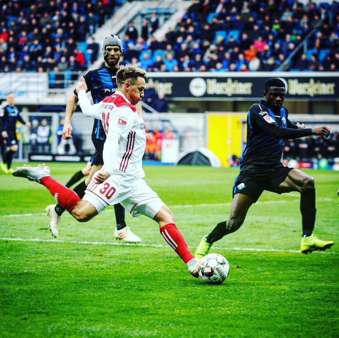 FCインゴルシュタット04さんのインスタグラム写真 - (FCインゴルシュタット04Instagram)「Schlusspfiff 🙁🙄 Unsere #Schanzer geben die Führung aus der Hand und verlieren mit 1:3 in Paderborn. Kopf hoch, Männer 👊⚫️🔴 #SCPFCI #Schlusspfiff #Zamrückrunde」3月17日 23時21分 - dieschanzer