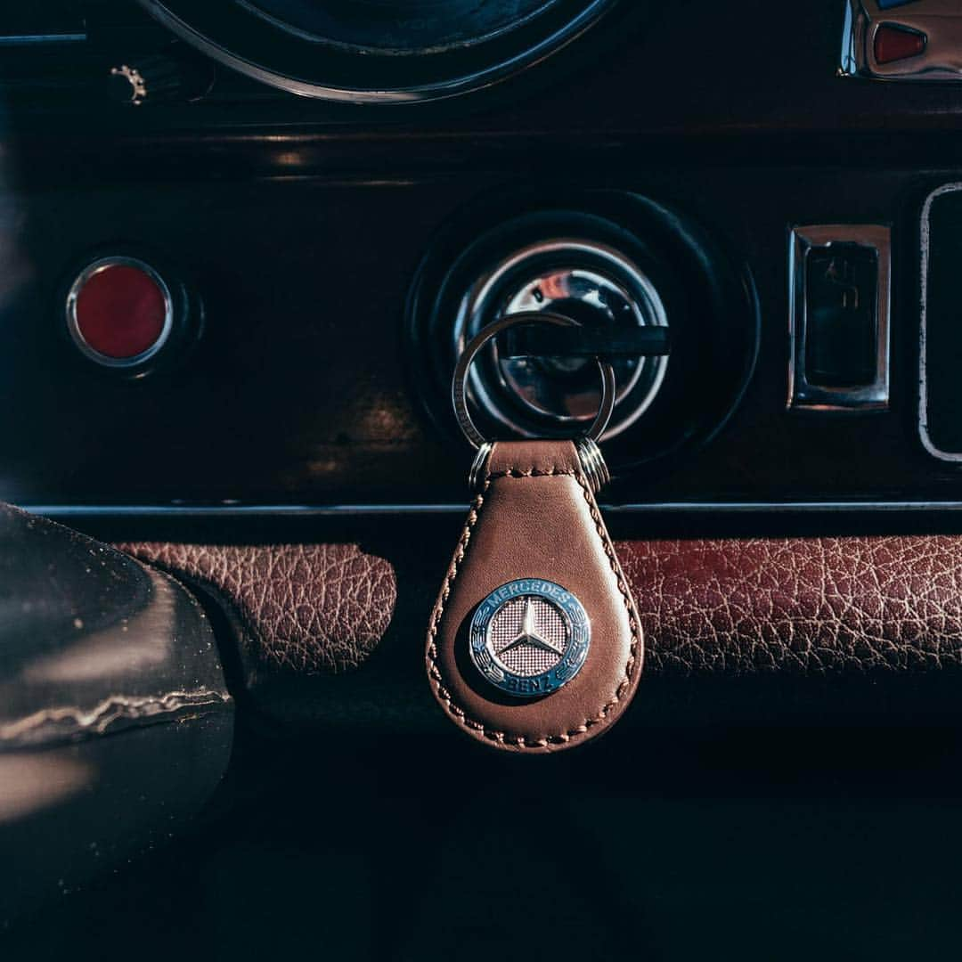 メルセデス・ベンツさんのインスタグラム写真 - (メルセデス・ベンツInstagram)「What's the best classic car worth if you don't have a proper key chain? Check out ours, there's only 281 days left until Christmas! ⠀⠀⠀⠀⠀⠀⠀⠀⠀⠀⠀ #MBclassic #W108 #Mercedes #MercedesBenz #mercedesbenzclassic #ClassicCar #Car #Carsofinstagram #InstaCar #DreamCar #MBCar #Classic #benz #oldtimer #daimler #photography #goodtimes #backinthedays #performance #thebestornothing」3月17日 23時23分 - mercedesbenz