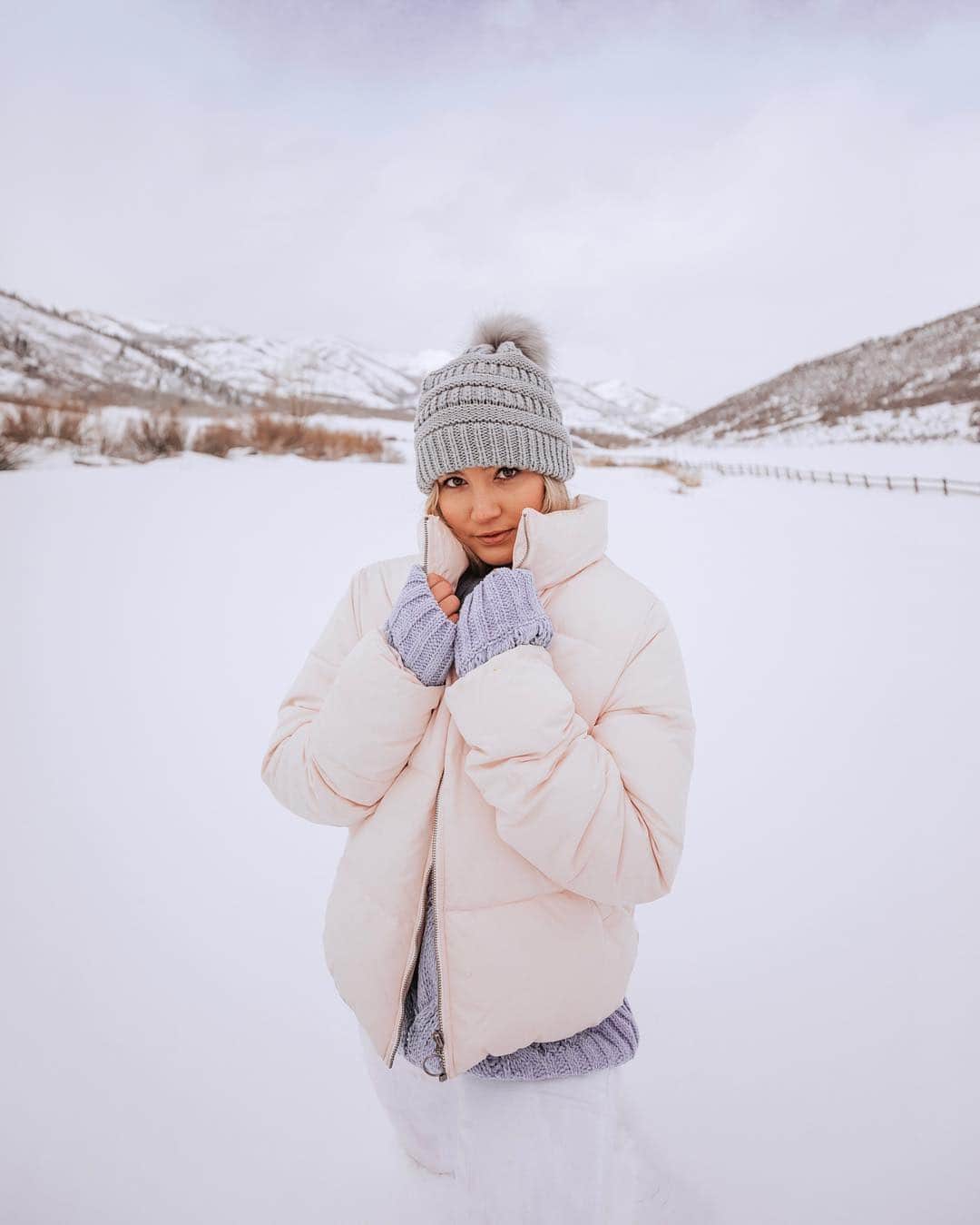 サシャ・カリスさんのインスタグラム写真 - (サシャ・カリスInstagram)「Chilly day... 🥶❄️ Is it warming up where you are yet? What’s the temperature right now? Here it’s 22 F . . . 📸 @jessicajanaephotography #parkcity #utah #snowphotography #ootd #fashionblogger #travelblogger #travelphotography」3月17日 23時23分 - _bahamasgirl_