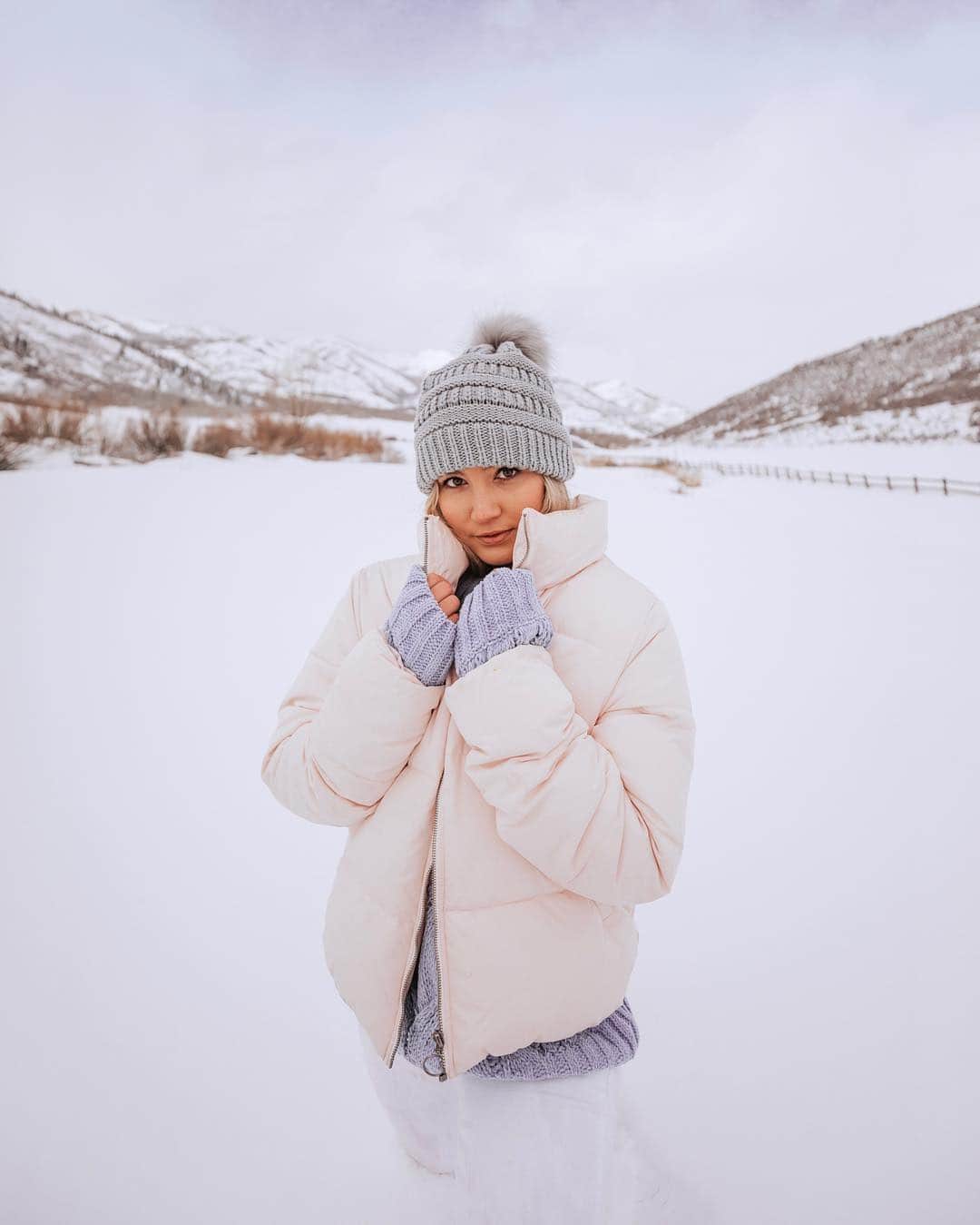 サシャ・カリスのインスタグラム：「Chilly day... 🥶❄️ Is it warming up where you are yet? What’s the temperature right now? Here it’s 22 F . . . 📸 @jessicajanaephotography #parkcity #utah #snowphotography #ootd #fashionblogger #travelblogger #travelphotography」