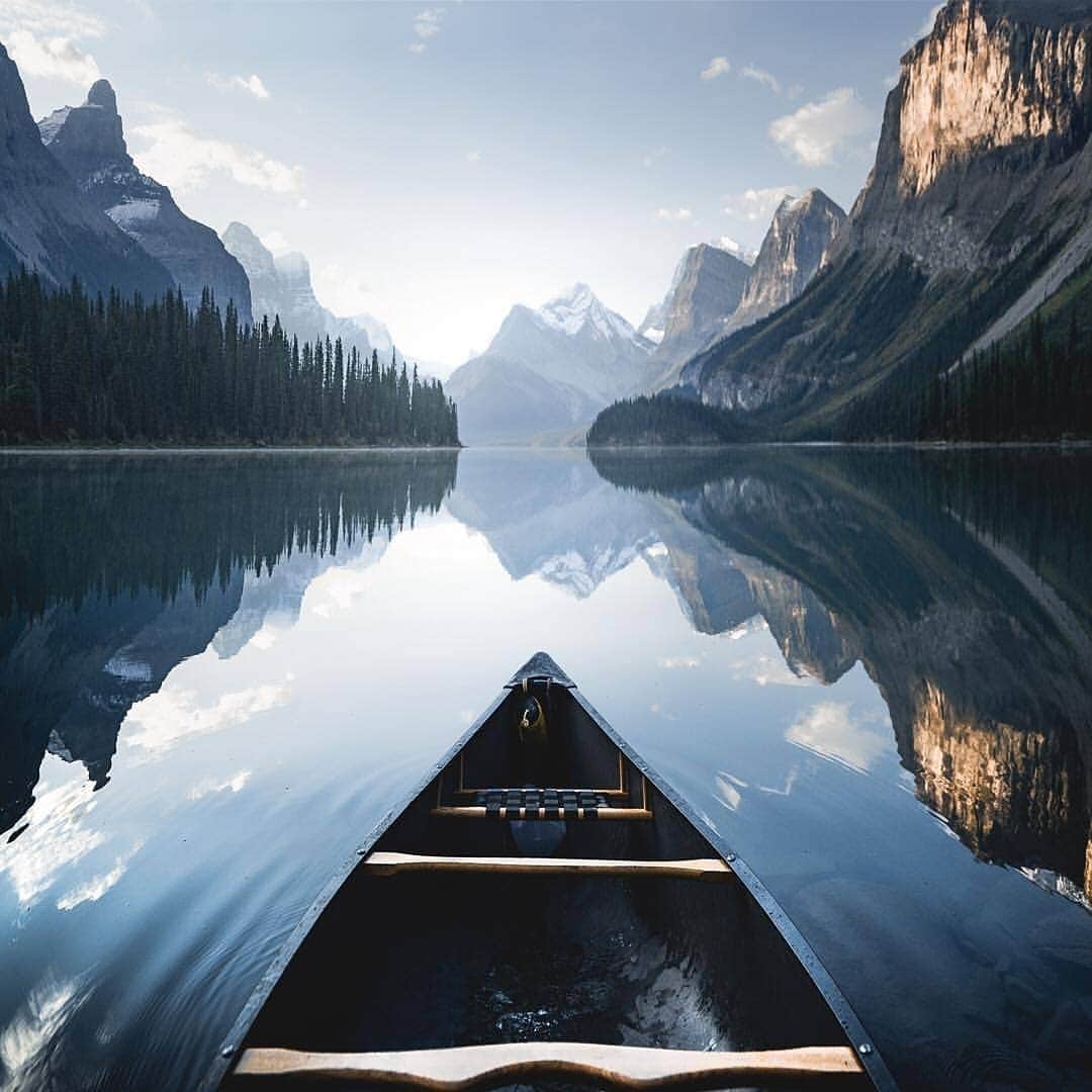 Discover Earthさんのインスタグラム写真 - (Discover EarthInstagram)「People who venture to Jasper, an alpine town in Canada’s Alberta province, are adventurers and explorers. Most travel there to admire the largest in the Canadian Rockies that is wild in every sense of the word ! 🇨🇦🛶 Is Jasper on your bucket list ? Tag the people you would want to go there with ! — 📍#DiscoverCanada — 📸 Photos by @mydetoxtravel ​」3月17日 23時25分 - discoverearth