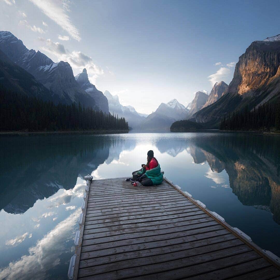 Discover Earthさんのインスタグラム写真 - (Discover EarthInstagram)「People who venture to Jasper, an alpine town in Canada’s Alberta province, are adventurers and explorers. Most travel there to admire the largest in the Canadian Rockies that is wild in every sense of the word ! 🇨🇦🛶 Is Jasper on your bucket list ? Tag the people you would want to go there with ! — 📍#DiscoverCanada — 📸 Photos by @mydetoxtravel ​」3月17日 23時25分 - discoverearth