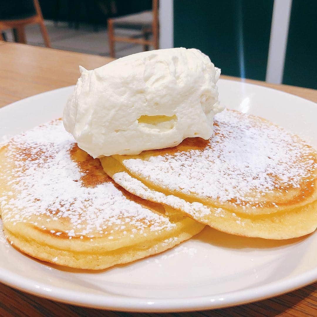 里井真由美さんのインスタグラム写真 - (里井真由美Instagram)「ミルクバターパンケーキ🥞🥛 シンプルイズベスト❗️でしょ〜😌❤︎❤︎❤︎ ・ ・ パンケーキ厚みより、生クリームの方が厚みあるん。 たまら〜ん😆💓💓💓💓 ・ ・  阪急メンズ東京 地下1階「ネオ喫茶KING」です♪ ・ ・ #パンケーキ#ホットケーキ#スフレ#ケーキ#和三盆#スフレパンケーキ#バターミルクパンケーキ#生クリーム#バター#ネオ喫茶KING#1級フードアナリスト里井真由美 #里井真由美#さといいね」3月17日 23時25分 - mayumi.satoi