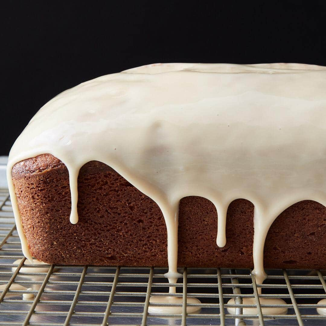 ニューヨーク・タイムズさんのインスタグラム写真 - (ニューヨーク・タイムズInstagram)「Please take a moment to admire the drizzle on this delicious Irish Cream Poundcake (and hats off to the food stylist @monicapierini). This treat has a boozy twist that’s perfect for parties, St. Patrick’s Day and beyond. #Irish cream liqueur — a rich blend of Irish whiskey, cream, sugar, vanilla and other flavorings — is added to both the batter and the glaze, which creates wonderfully flavorful results. Serve the cake alone, with a scoop of ice cream or a hot cup of coffee (spiked or not, your choice!). Visit the link in our profile to get @emcdowell’s #recipe from @nytcooking and view more #StPatricksDay recipes. @linda.xiao shot this photo of the #poundcake.」3月17日 23時36分 - nytimes