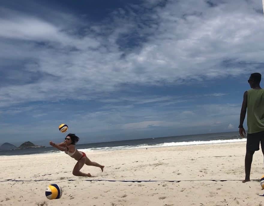 浦田景子のインスタグラム：「ブラジルいます🇧🇷 一人でも行くと決めていたブラジル。 ももちゃんも来てくれました！ オブリガーダ🙏  #brasil#riodejaneiro#beachvolleyball#beach#日曜休み」