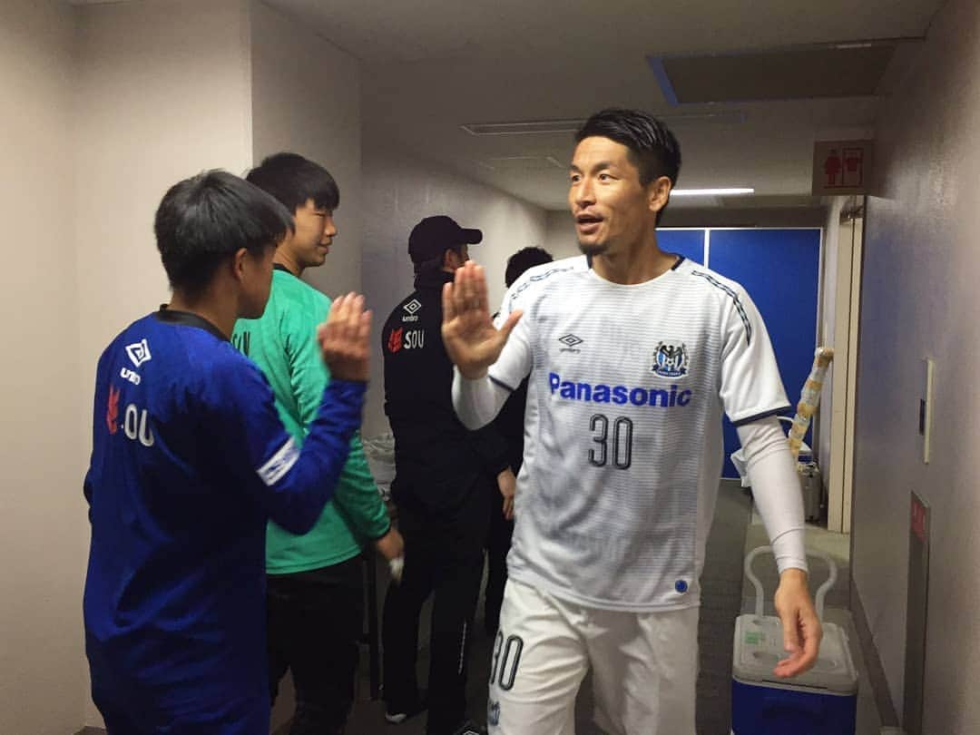 青山直晃のインスタグラム：「[Match Day] ✌💪 #TeamAo . 📷 Credit to Gamba Osaka (twitter) . #青山直晃 #AoyamaNaoaki #NaoakiAoyama #NA30#AO30 #อาโอยามะ #นาโออากิ #นาโออากิอาโอยามะ . #ガンバ大阪 #GAMBAOSAKA #J1リーグ #Jリーグ #J3League #JLeague #J3」