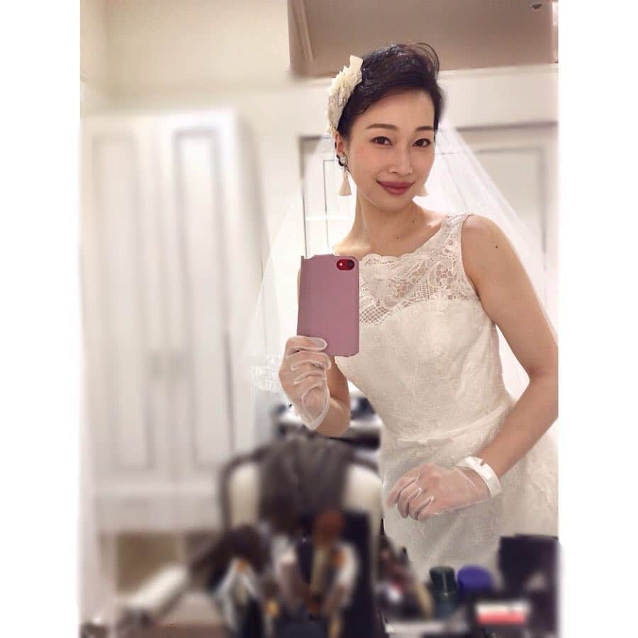 海隼人（有馬佐織）さんのインスタグラム写真 - (海隼人（有馬佐織）Instagram)「ちょっと前 初めてタッセルのイヤリングをつけさせて頂きました🌹 めっちゃタイプだった〜😍 今度、可愛いいの見つけたら普段も チャレンジしてみようかなぁ😏✨✨ ・ upしなくてもよかったけど 最後の1枚すんごいドヤ顔🤪 面白かったのでup😂w ・ ・ #タッセルイヤリング#ヘッドアクセ #bridariummue #model#記録#写真#photo#dress  #weddingdress#bridal#bouquet #bridalhair#ちょいリーゼント #大人っぽい感じ#🌹#white#smile  #なかなかのドヤ顔#自ウケ#w #見てやって下さいww #宝塚og#元宝塚」3月17日 23時31分 - saorimahalo