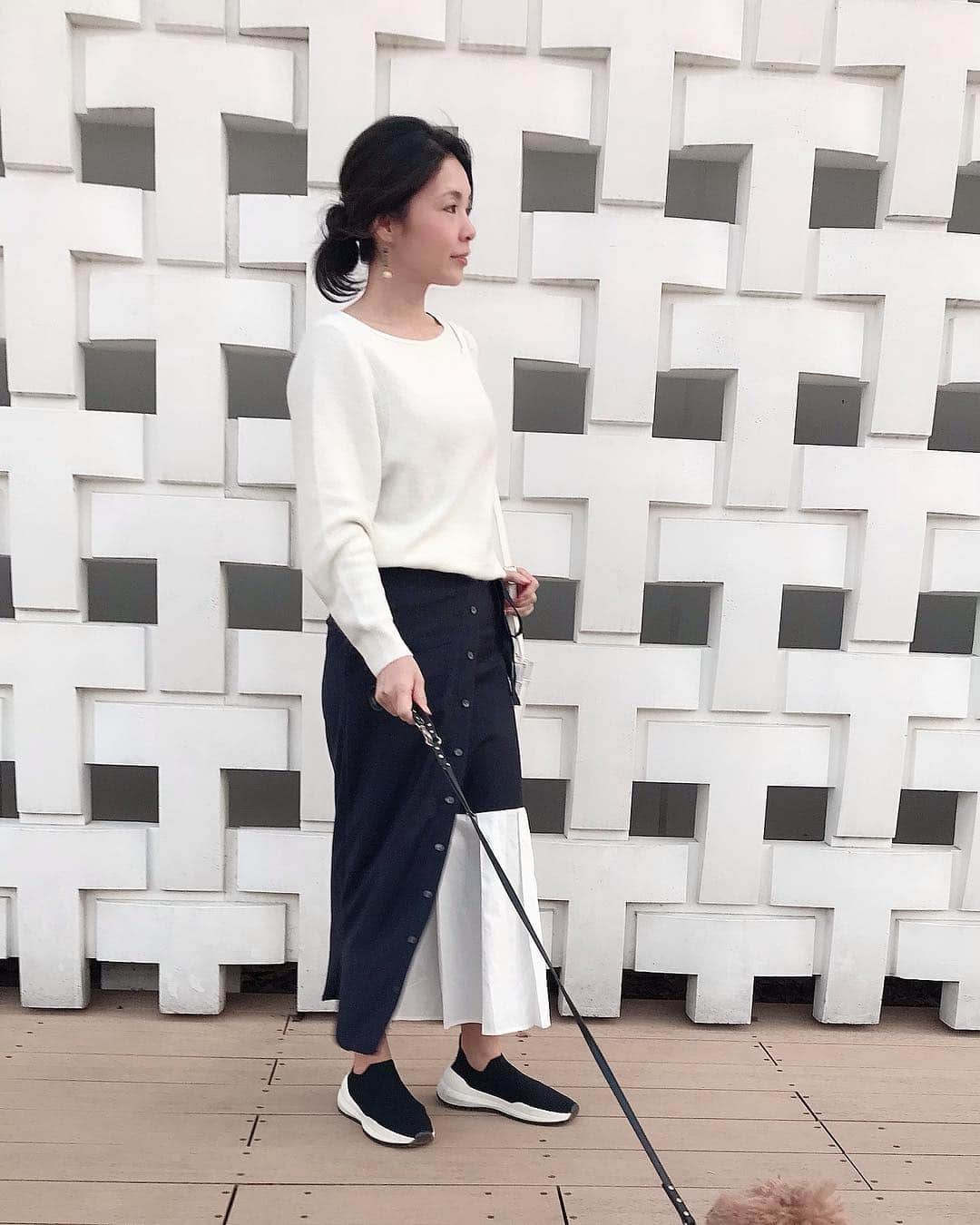 のインスタグラム：「レイヤード好きすぎて  そういう服ばかりに目が行く今日この頃。  このSTORYNINEのラップskirtは ネイビーなのが又春夏らしくて ꒒ ০ ⌵︎ ୧  ｉｔ࿐♡︎ @storynine_jp  #storynine #koreanfashion #outfitoftheday #skirt #rapskirt #fashion #cordinate #レイヤードスカート #プリーツスカート #ファッション #コーデ」
