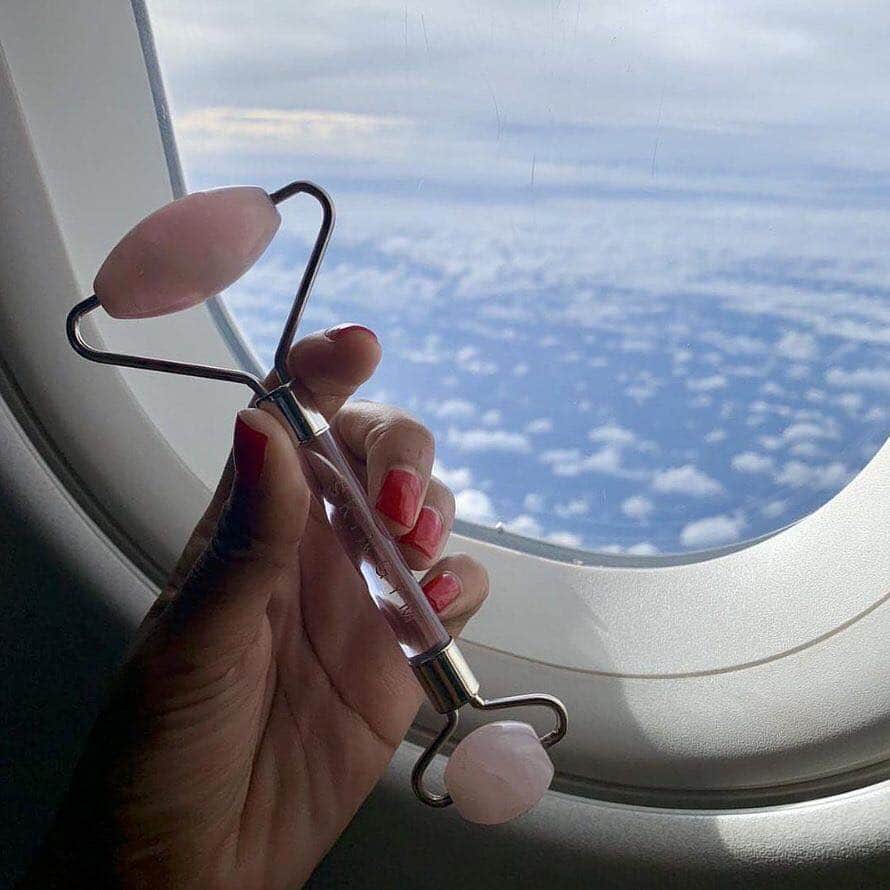 freepeopleさんのインスタグラム写真 - (freepeopleInstagram)「Yes, you can exercise on the plane. #linkinbio to give your face a little a boost with the @skingymco Rose Quartz Facial Roller. #fpbeautyandwellness  @senyah.green」3月17日 23時32分 - freepeople
